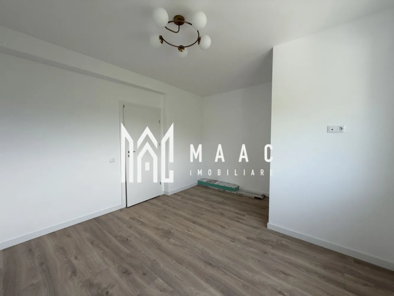 Penthouse | 5 camere | La cheie | Vata bazaltica | 130 MP - MAAC Imobiliare vă oferă spre vânzare un penthouse exclusivist cu 4 camere. Caracteristici: Suprafață utilă totala: 131.17 mp. Balcon: 9 mp. Etaj: 2 din 2. Orientare sudică, cu lumină naturală pe tot parcursul zilei. Compartimentare și spații interioare: Living cu înălțime de 5,6 m. Bucătărie integrată armonios în zona de zi. Trei dormitoare bine proporționate. Dressing dedicat. Două băi, dintre care una cu geam pentru aerisire naturală. Dotări și finisaje: Încălzire în pardoseală. Jaluzele electrice. Terasa este prevăzută cu sticlă securizată și sistem de captare a apelor pluviale. Izolație cu vată bazaltică. Casa scării finisată cu granit. Predare la stadiul finisat la alb cu posibilitate de predare la cheie. Loc de parcare inclus. Avantaje și priveliște: Multă lumină naturală și vedere spectaculoasă către munți. Avantaje ale ansamblului rezidențial: Ocupare teritorială eficientă, cu aproximativ 45% spații verzi. Fațade finisate cu larice siberian și piatră naturală. Locuri de joacă amenajate. Acces facil, fără ambuteiaje rutiere, cu patru căi de acces către ansamblu. Achiziție Locuința poate fi achiziționată atât din surse proprii, cât și prin credit bancar. Pentru mai multe detalii precizati telefonic ca ati vazut anuntul cu ID: CP3013510 }}