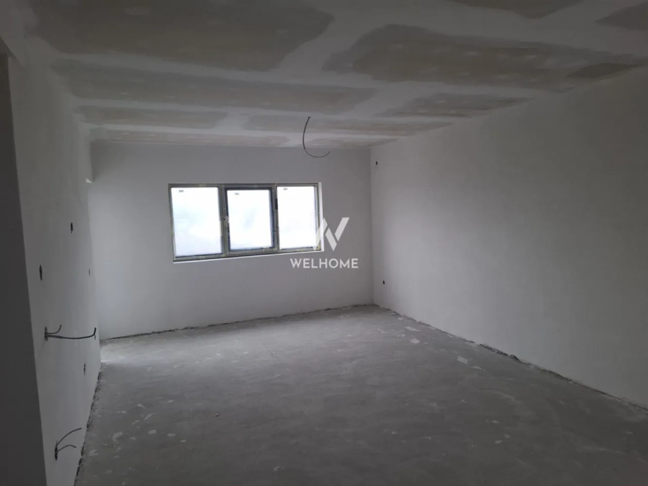 Apartament doua camere NOU si SPATIOS -Selimbar, Sibiu - Va propunem spre vanzare un apartament spatios situat intr-o zona linistita din Selimbar. Apartamentul este compus dintr-un hol generos, dormitor, lving+bucatarie de 31 mp, baie mare, balcon. Pozitionarea sudica si etajul 2 face din acest apartament unul luminos si calduros Stadiul de predare la interior este La Alb, geamuri termopan, centrala termica, incalzire in pardoseala Loc de parcare propriu Apartamentul este intabulat si se poate achizitiona imediat. La cerere si contracost poate fii finisat La Cheie. Pret La Alb: 100000 euro. }}
