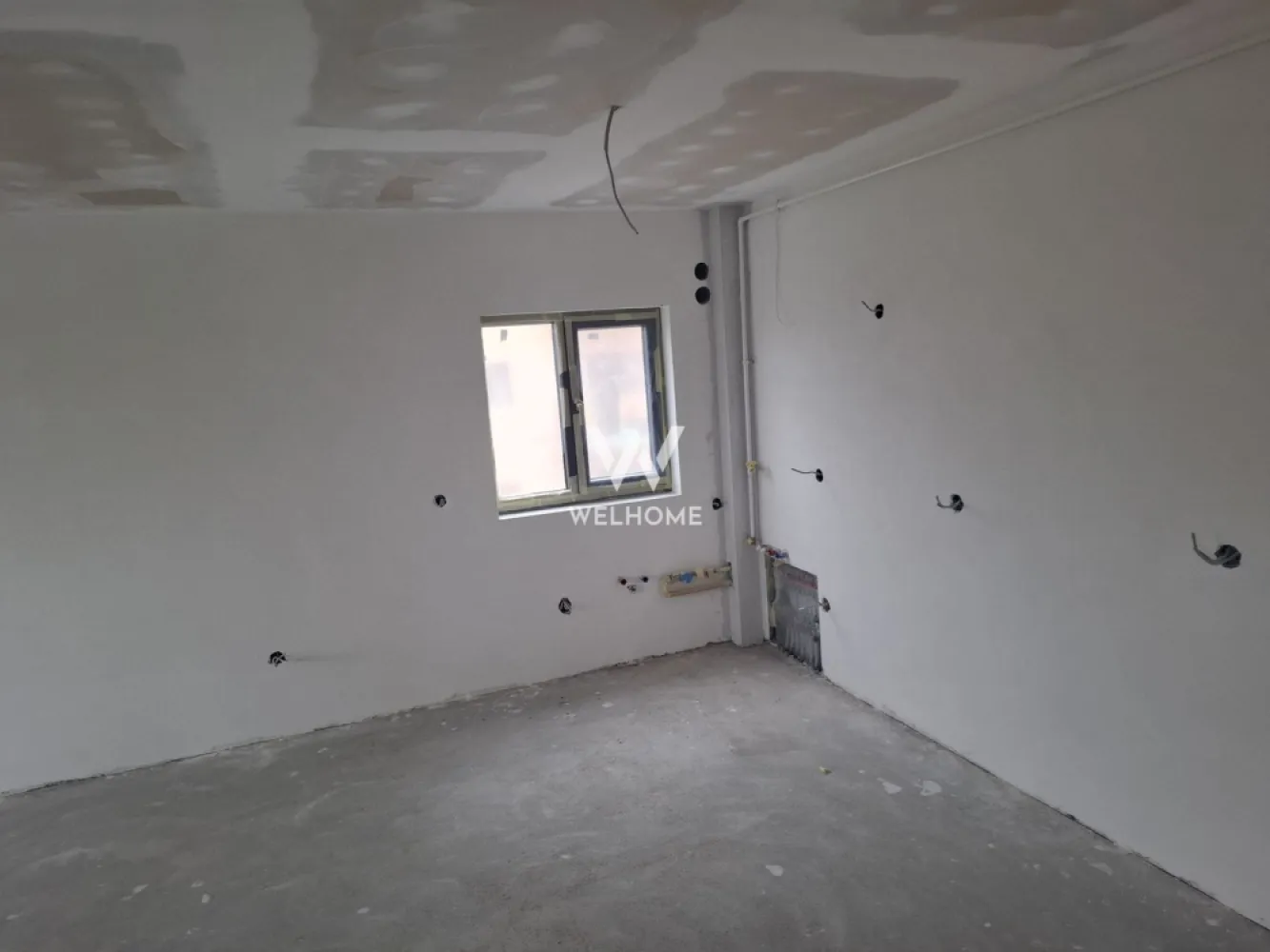 Apartament doua camere NOU si SPATIOS -Selimbar, Sibiu - Va propunem spre vanzare un apartament spatios situat intr-o zona linistita din Selimbar. Apartamentul este compus dintr-un hol generos, dormitor, lving+bucatarie de 31 mp, baie mare, balcon. Pozitionarea sudica si etajul 2 face din acest apartament unul luminos si calduros Stadiul de predare la interior este La Alb, geamuri termopan, centrala termica, incalzire in pardoseala Loc de parcare propriu Apartamentul este intabulat si se poate achizitiona imediat. La cerere si contracost poate fii finisat La Cheie. Pret La Alb: 100000 euro. }}