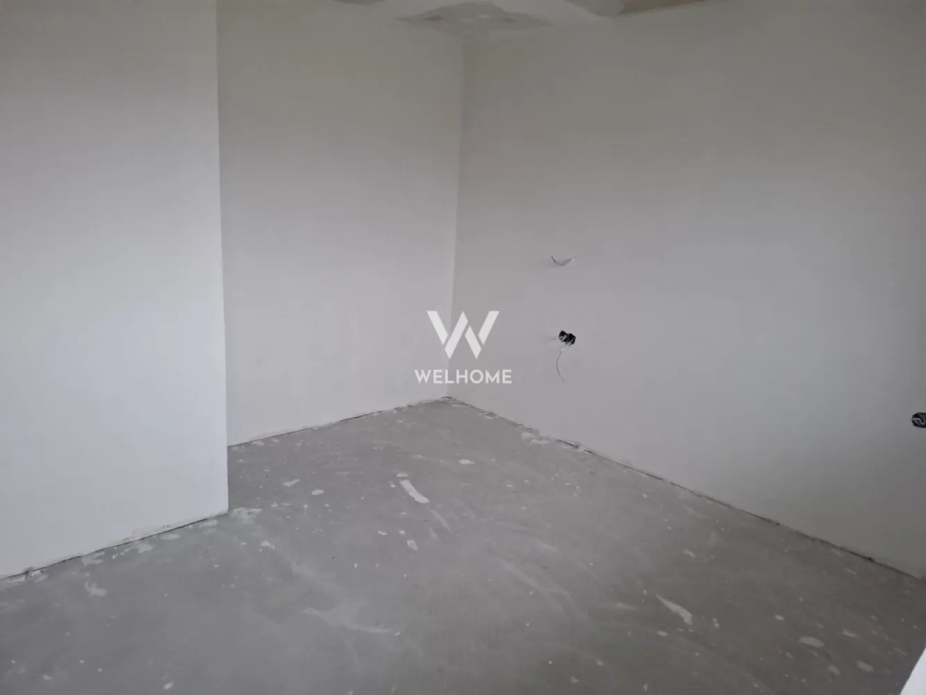 Apartament doua camere NOU si SPATIOS -Selimbar, Sibiu - Va propunem spre vanzare un apartament spatios situat intr-o zona linistita din Selimbar. Apartamentul este compus dintr-un hol generos, dormitor, lving+bucatarie de 31 mp, baie mare, balcon. Pozitionarea sudica si etajul 2 face din acest apartament unul luminos si calduros Stadiul de predare la interior este La Alb, geamuri termopan, centrala termica, incalzire in pardoseala Loc de parcare propriu Apartamentul este intabulat si se poate achizitiona imediat. La cerere si contracost poate fii finisat La Cheie. Pret La Alb: 100000 euro. }}