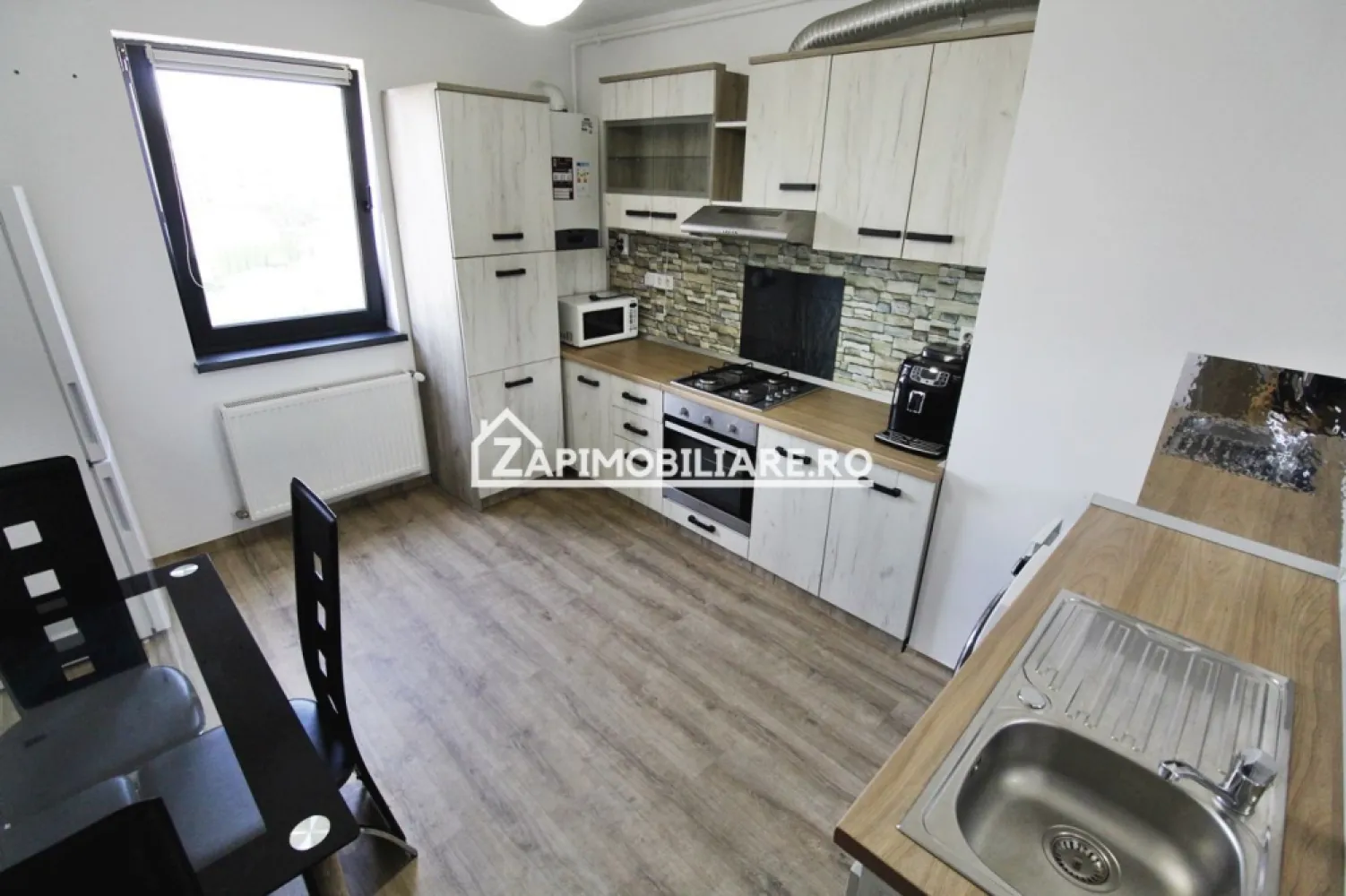 Ap 1 camera Bloc Nou - Green Residence + loc parcare - Mentionati ID-ul proprietatii cand apelati: CP1551149
Contact ⓪⑦②⑥ ②②③ ⑧⑧⑥ Sebastian

Zap Imobiliare vă propune spre închiriere un apartament modern cu 1 cameră, decomandat, confort 1 sporit, situat în cartierul Tudor, pe strada Livezeni, în cadrul apreciatului complex rezidențial Green Residence. Proprietatea se află la etajul 8 al unui imobil nou cu 10 niveluri, oferind o panoramă deosebită și finisaje de calitate.

Cu o suprafață utilă generoasă de 42 mp, locuința are o structură complet decomandată și optim optimizată, ideală pentru cei care își doresc un cămin primitor, luminos și amplasat într-una dintre cele mai căutate zone din oraș.

Compartimentare și detalii tehnice:
-- Suprafață utilă: 35 mp
-- Regim de înălțime: Etajul 8 dintr-un bloc nou cu 10 etaje (prevăzut cu lift)
-- Compartimentare: Complet decomandat
-- Configurație interioară: 1 cameră principală (living/dormitor), 1 bucătărie separată, 1 baie modernă, 1 hol de acces
-- Confort termic: Centrală termică proprie, calorifere și ferestre cu geam termopan
-- Siguranță: Ușă metalică la intrare și interfon

Dotări și electrocasnice incluse:
-- Se închiriază complet mobilat și utilat, gata pentru mutare imediată
-- Dotat cu frigider și mașină de spălat rufe

Avantaje locație și facilități zonale:
Proprietatea se află într-o zonă cu un confort deosebit, datorită amplasării în complexul Green Residence, oferind acces imediat la tot ce înseamnă viața modernă:
-- Mijloace de transport în comun chiar în apropriere
-- Unități de învățământ de toate gradele, parcuri și zone verzi
-- Magazine, supermarketuri, piață, bănci comerciale și farmacii

Opțiuni financiare:
-- Preț închiriere: 350 Euro / lună + garantie

Detalii comision:
-- La închiriere: Comisionul perceput de agenție este de 50% din valoarea primei chirii și se plătește o singură dată, în momentul semnării contractului de închiriere.

Acest anunț nu corespunde cerințelor tale? Sună la numărul afișat în anunț și unul dintre agenții noștri te va ajuta cu alte oferte personalizate în funcție de cerințele tale.

Contact ⓪⑦②⑥ ②②③ ⑧⑧⑥ Sebastian