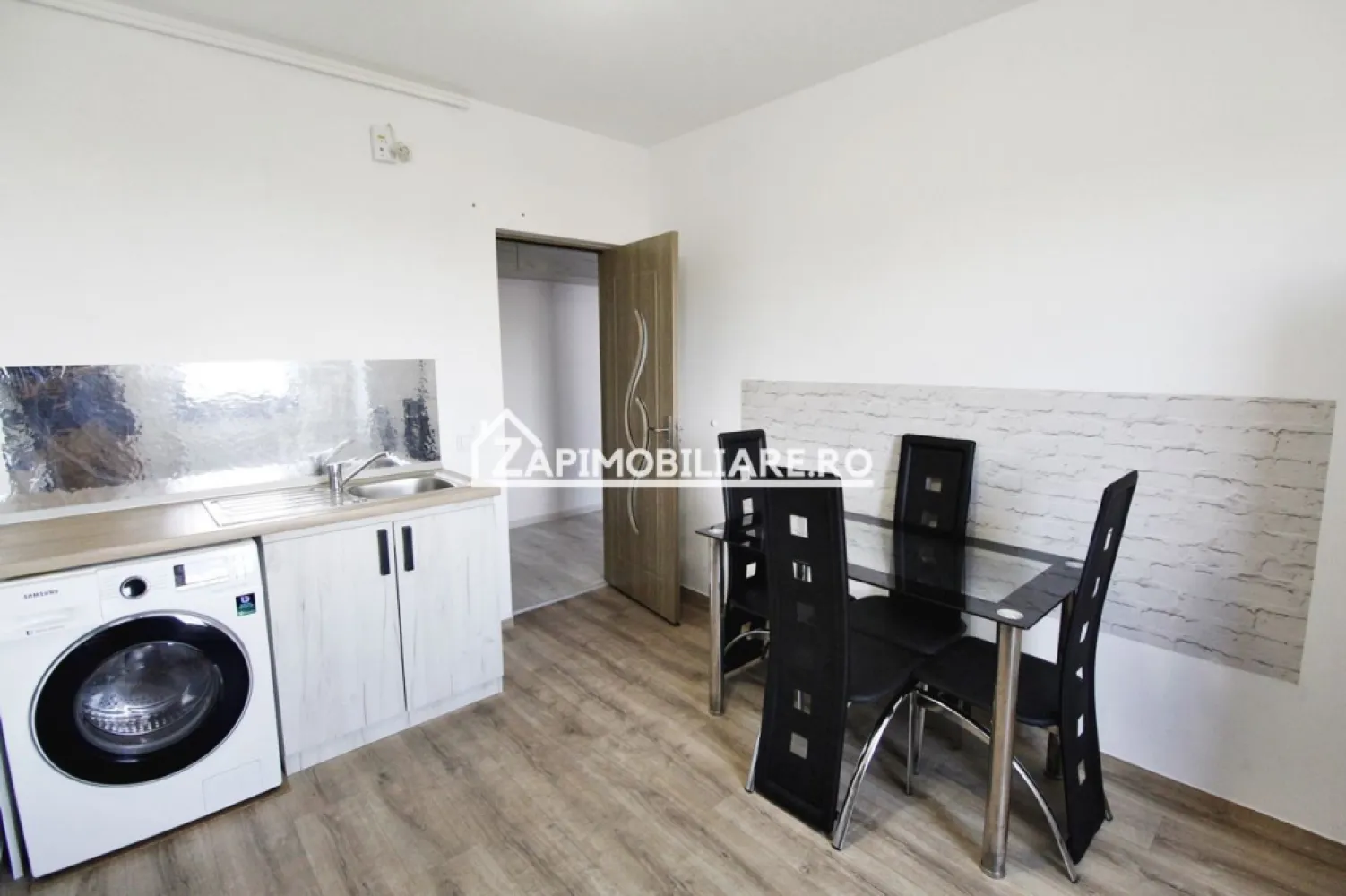 Ap 1 camera Bloc Nou - Green Residence + loc parcare - Mentionati ID-ul proprietatii cand apelati: CP1551149
Contact ⓪⑦②⑥ ②②③ ⑧⑧⑥ Sebastian

Zap Imobiliare vă propune spre închiriere un apartament modern cu 1 cameră, decomandat, confort 1 sporit, situat în cartierul Tudor, pe strada Livezeni, în cadrul apreciatului complex rezidențial Green Residence. Proprietatea se află la etajul 8 al unui imobil nou cu 10 niveluri, oferind o panoramă deosebită și finisaje de calitate.

Cu o suprafață utilă generoasă de 42 mp, locuința are o structură complet decomandată și optim optimizată, ideală pentru cei care își doresc un cămin primitor, luminos și amplasat într-una dintre cele mai căutate zone din oraș.

Compartimentare și detalii tehnice:
-- Suprafață utilă: 35 mp
-- Regim de înălțime: Etajul 8 dintr-un bloc nou cu 10 etaje (prevăzut cu lift)
-- Compartimentare: Complet decomandat
-- Configurație interioară: 1 cameră principală (living/dormitor), 1 bucătărie separată, 1 baie modernă, 1 hol de acces
-- Confort termic: Centrală termică proprie, calorifere și ferestre cu geam termopan
-- Siguranță: Ușă metalică la intrare și interfon

Dotări și electrocasnice incluse:
-- Se închiriază complet mobilat și utilat, gata pentru mutare imediată
-- Dotat cu frigider și mașină de spălat rufe

Avantaje locație și facilități zonale:
Proprietatea se află într-o zonă cu un confort deosebit, datorită amplasării în complexul Green Residence, oferind acces imediat la tot ce înseamnă viața modernă:
-- Mijloace de transport în comun chiar în apropriere
-- Unități de învățământ de toate gradele, parcuri și zone verzi
-- Magazine, supermarketuri, piață, bănci comerciale și farmacii

Opțiuni financiare:
-- Preț închiriere: 350 Euro / lună + garantie

Detalii comision:
-- La închiriere: Comisionul perceput de agenție este de 50% din valoarea primei chirii și se plătește o singură dată, în momentul semnării contractului de închiriere.

Acest anunț nu corespunde cerințelor tale? Sună la numărul afișat în anunț și unul dintre agenții noștri te va ajuta cu alte oferte personalizate în funcție de cerințele tale.

Contact ⓪⑦②⑥ ②②③ ⑧⑧⑥ Sebastian