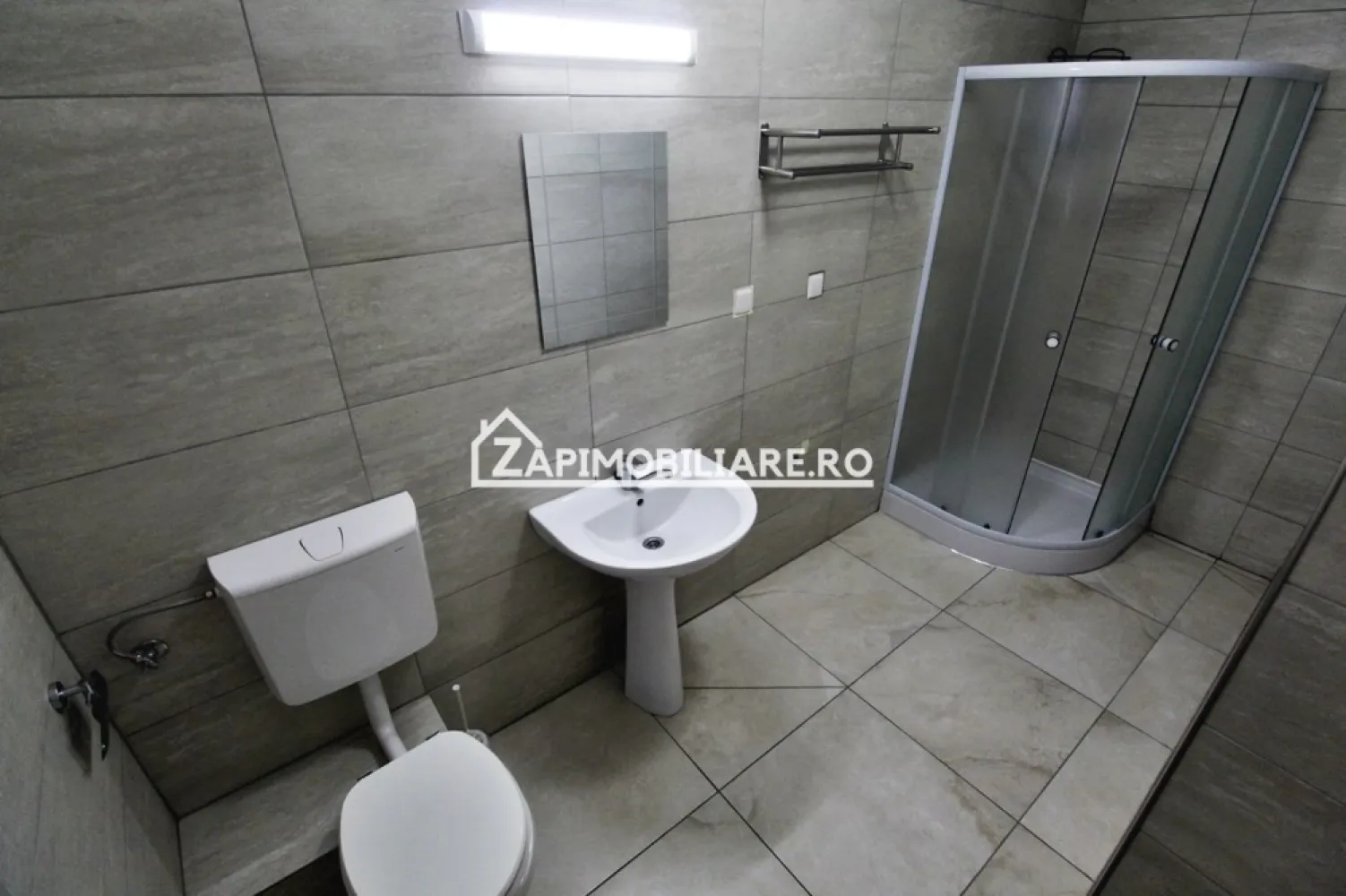 Ap 1 camera Bloc Nou - Green Residence + loc parcare - Mentionati ID-ul proprietatii cand apelati: CP1551149
Contact ⓪⑦②⑥ ②②③ ⑧⑧⑥ Sebastian

Zap Imobiliare vă propune spre închiriere un apartament modern cu 1 cameră, decomandat, confort 1 sporit, situat în cartierul Tudor, pe strada Livezeni, în cadrul apreciatului complex rezidențial Green Residence. Proprietatea se află la etajul 8 al unui imobil nou cu 10 niveluri, oferind o panoramă deosebită și finisaje de calitate.

Cu o suprafață utilă generoasă de 42 mp, locuința are o structură complet decomandată și optim optimizată, ideală pentru cei care își doresc un cămin primitor, luminos și amplasat într-una dintre cele mai căutate zone din oraș.

Compartimentare și detalii tehnice:
-- Suprafață utilă: 35 mp
-- Regim de înălțime: Etajul 8 dintr-un bloc nou cu 10 etaje (prevăzut cu lift)
-- Compartimentare: Complet decomandat
-- Configurație interioară: 1 cameră principală (living/dormitor), 1 bucătărie separată, 1 baie modernă, 1 hol de acces
-- Confort termic: Centrală termică proprie, calorifere și ferestre cu geam termopan
-- Siguranță: Ușă metalică la intrare și interfon

Dotări și electrocasnice incluse:
-- Se închiriază complet mobilat și utilat, gata pentru mutare imediată
-- Dotat cu frigider și mașină de spălat rufe

Avantaje locație și facilități zonale:
Proprietatea se află într-o zonă cu un confort deosebit, datorită amplasării în complexul Green Residence, oferind acces imediat la tot ce înseamnă viața modernă:
-- Mijloace de transport în comun chiar în apropriere
-- Unități de învățământ de toate gradele, parcuri și zone verzi
-- Magazine, supermarketuri, piață, bănci comerciale și farmacii

Opțiuni financiare:
-- Preț închiriere: 350 Euro / lună + garantie

Detalii comision:
-- La închiriere: Comisionul perceput de agenție este de 50% din valoarea primei chirii și se plătește o singură dată, în momentul semnării contractului de închiriere.

Acest anunț nu corespunde cerințelor tale? Sună la numărul afișat în anunț și unul dintre agenții noștri te va ajuta cu alte oferte personalizate în funcție de cerințele tale.

Contact ⓪⑦②⑥ ②②③ ⑧⑧⑥ Sebastian