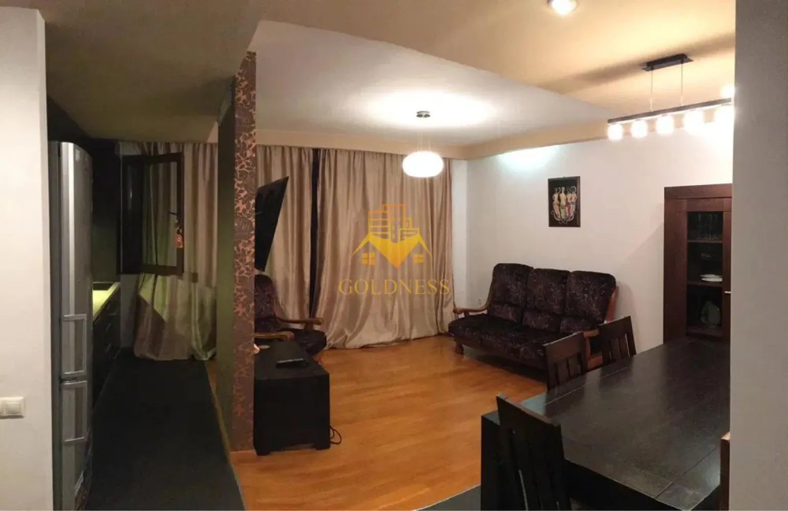 3 camere, Cartierul Andrei Mureșanu, Fagului, Constantin Brâncuși - GOLDNESS Imobiliare vă propune spre închiriere un apartament cu 3 camere complet mobilat și utilat, la etajul 2 într-un imobil de 2 etaje, în Cartierul Andrei Mureșanu. Dispune de loc de parcare în curte. Se află în apropierea stațiilor de transport în comun, magazine, restaurante, spații verzi, farmacii, etc. Apartamentul este compartimentat astfel: - 2 dormitoare, unul cu pat matrimonial, dressing, noptiere - living cu canapea extensibilă - bucătărie open space complet utilată și mobilată, loc de servit masa - baie cu cada, baie serviciu calorifer port prosop și dulap pentru depozitare. - balcon 5mp. Imobilul este dotat cu toate cele necesare- centrală proprie, frigider, aragaz, hotă, mașină de spălat haine, etc. Dacă sunteți interesați de acest apartament și doriți să îl vizionați, dar și pentru alte oferte nu ezitați să ne contactați telefonic sau prin e-mail. Vă stăm la dispoziție! Pentru intermediere se percepe un comision de 50% din prețul chiriei! }}