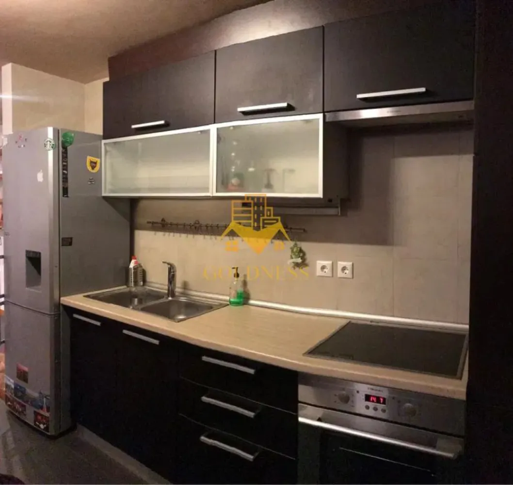 3 camere, Cartierul Andrei Mureșanu, Fagului, Constantin Brâncuși - GOLDNESS Imobiliare vă propune spre închiriere un apartament cu 3 camere complet mobilat și utilat, la etajul 2 într-un imobil de 2 etaje, în Cartierul Andrei Mureșanu. Dispune de loc de parcare în curte. Se află în apropierea stațiilor de transport în comun, magazine, restaurante, spații verzi, farmacii, etc. Apartamentul este compartimentat astfel: - 2 dormitoare, unul cu pat matrimonial, dressing, noptiere - living cu canapea extensibilă - bucătărie open space complet utilată și mobilată, loc de servit masa - baie cu cada, baie serviciu calorifer port prosop și dulap pentru depozitare. - balcon 5mp. Imobilul este dotat cu toate cele necesare- centrală proprie, frigider, aragaz, hotă, mașină de spălat haine, etc. Dacă sunteți interesați de acest apartament și doriți să îl vizionați, dar și pentru alte oferte nu ezitați să ne contactați telefonic sau prin e-mail. Vă stăm la dispoziție! Pentru intermediere se percepe un comision de 50% din prețul chiriei! }}