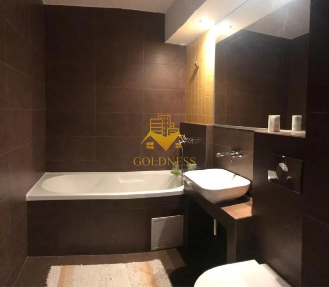 3 camere, Cartierul Andrei Mureșanu, Fagului, Constantin Brâncuși - GOLDNESS Imobiliare vă propune spre închiriere un apartament cu 3 camere complet mobilat și utilat, la etajul 2 într-un imobil de 2 etaje, în Cartierul Andrei Mureșanu. Dispune de loc de parcare în curte. Se află în apropierea stațiilor de transport în comun, magazine, restaurante, spații verzi, farmacii, etc. Apartamentul este compartimentat astfel: - 2 dormitoare, unul cu pat matrimonial, dressing, noptiere - living cu canapea extensibilă - bucătărie open space complet utilată și mobilată, loc de servit masa - baie cu cada, baie serviciu calorifer port prosop și dulap pentru depozitare. - balcon 5mp. Imobilul este dotat cu toate cele necesare- centrală proprie, frigider, aragaz, hotă, mașină de spălat haine, etc. Dacă sunteți interesați de acest apartament și doriți să îl vizionați, dar și pentru alte oferte nu ezitați să ne contactați telefonic sau prin e-mail. Vă stăm la dispoziție! Pentru intermediere se percepe un comision de 50% din prețul chiriei! }}