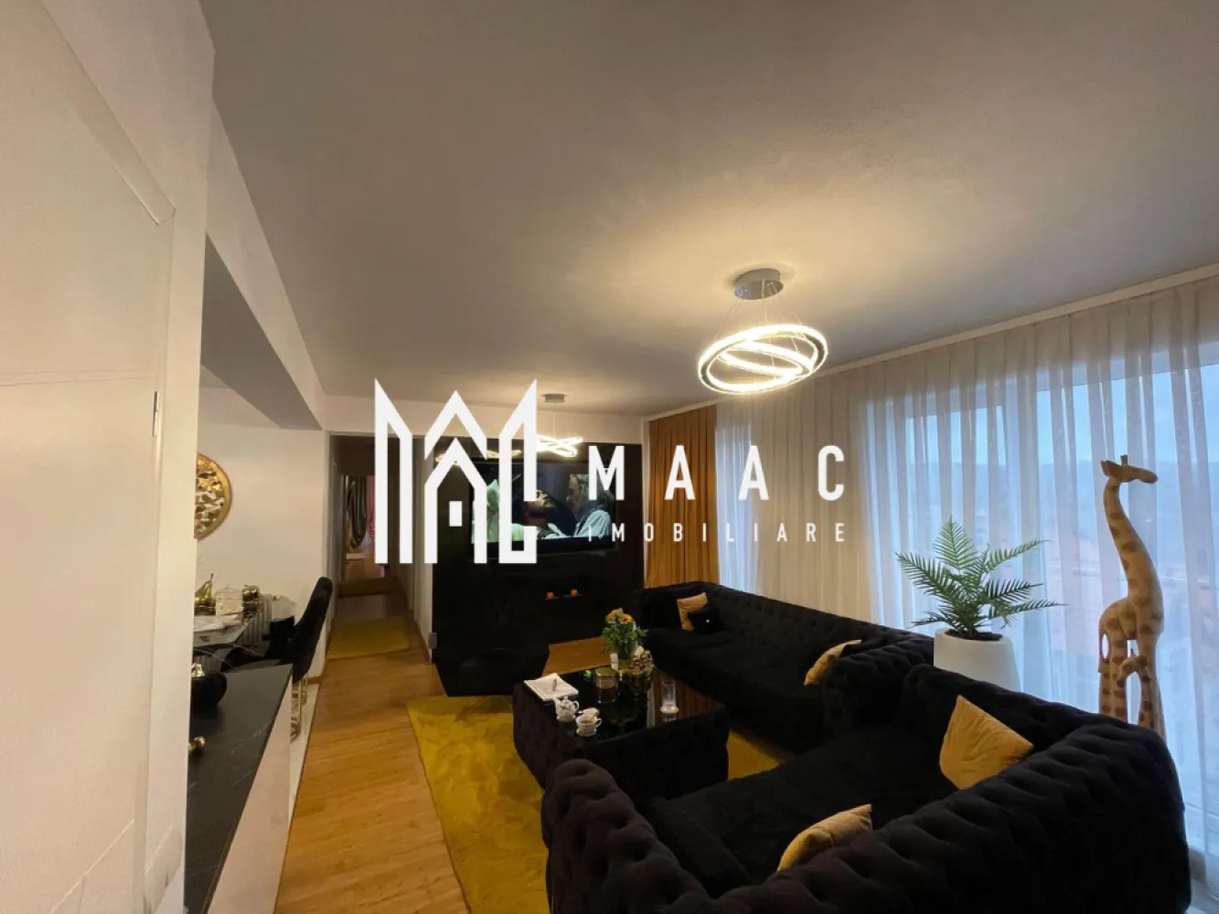 Penthouse 4 Camere | Zona Kogalniceanu | Sebes - MAAC Imobiliare va prezinta un apartament tip penthouse deosebit, situat într-o zonă liniștită și selectă din Sebeș, pe strada Mihail Kogălniceanu nr. 58B. Proprietatea face parte dintr-o construcție nouă, realizată cu materiale de top și finisaje de înaltă calitate. Caracteristici principale: Suprafață utilă: 102 mp Terasă generoasă: 70 mp Avans minim:50% Compartimentare: 3 dormitoare, fiecare cu dressing propriu Dormitor matrimonial cu baie proprie O a doua baie complet utilată Hol de acces către toate camerele Bucătărie cu living open-space Bucătărie exterioară de vară, ideală pentru relaxare și seri petrecute alături de familie și prieteni Detalii suplimentare: Apartamentul este complet mobilat și utilat, oferind un nivel superior de confort și funcționalitate. Spațiile luminoase, finisajele moderne și terasa spectaculoasă creează o atmosferă rafinată și primitoare. Această proprietate reprezintă alegerea perfectă pentru cei care caută un cămin elegant, modern și exclusivist, sau pentru o investiție sigură pe termen lung. Pentru mai multe detalii specificati telefonic ID:CP2810882 }}
