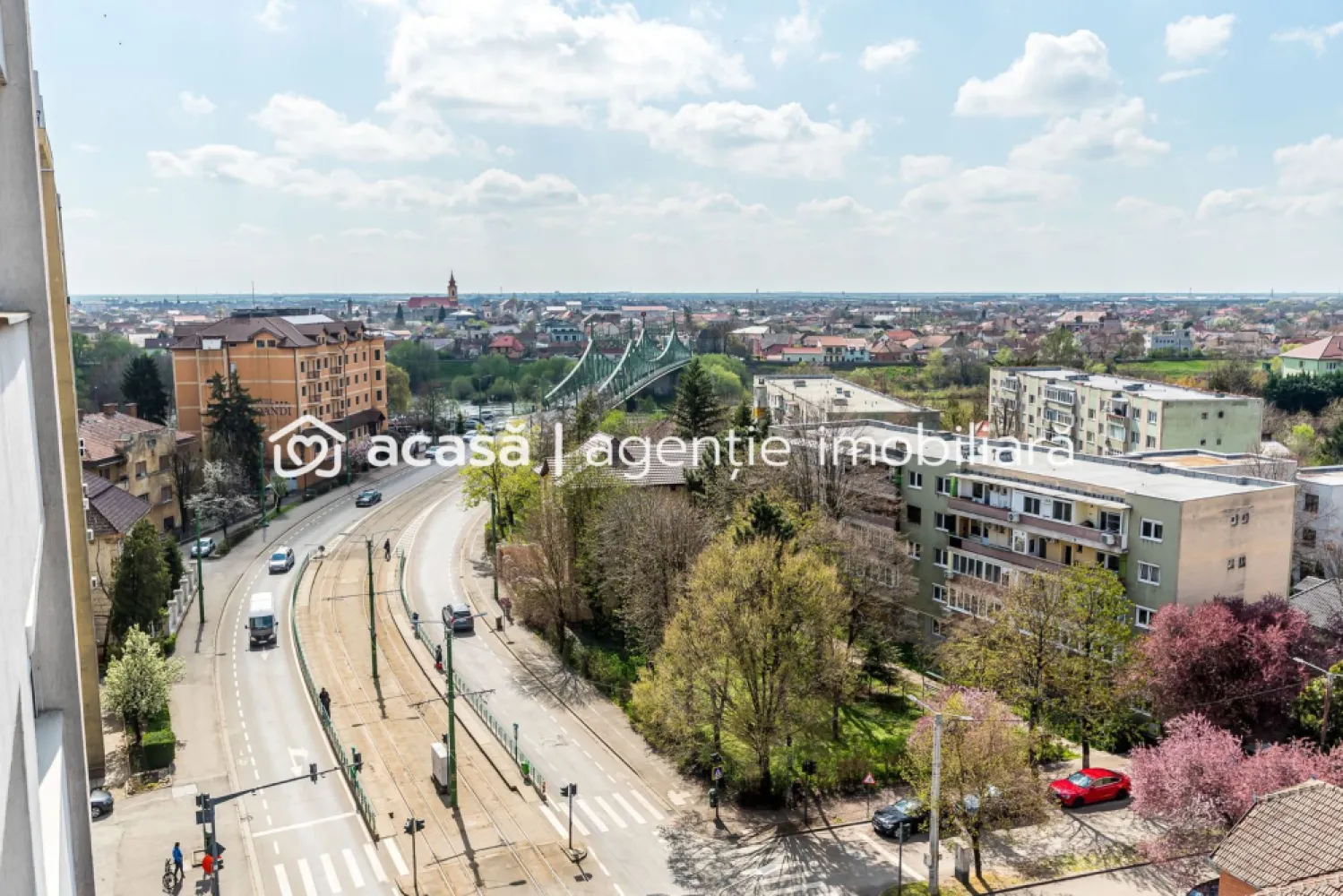 Apartament 2 camere decomandat - Calea Romanilor - COMISION 0 - Îți propun spre vânzare un apartament cu 2 camere, decomandat de 50 mp utili, situat într-una dintre cele mai bine conectate zone din Arad – Calea Romanilor. 📍 Situat la etajul 9 din 10, într-un bloc anvelopat, cu casa scării renovată și lift nou, apartamentul oferă o priveliște deosebită asupra orașului cât și a Mureșului. 🔹 Compartimentare: 2 camere decomandate bucătărie baie 2 debarale balcon închis 🔹 Dotări și beneficii: geamuri termopan aparat de aer condiționat încălzire prin termoficare (cu posibilitate de montare centrală pe gaz) se vinde complet mobilat și utilat, conform pozelor 📊 Ideal atât pentru locuință proprie, cât și pentru investiție (închiriere pe termen lung) 📍 Avantaje: - aproape de centru - mijloace de transport în comun chiar la ieșirea din bloc - magazin alimentar, sală de sport și alte facilități în imediata apropiere 📞 Pentru mai multe detalii sau programarea unei vizionări: 0755 274 519 - Daniel Hord – Consultant imobiliar Nu dispui de toată suma? Te ajutăm noi gratuit! Îți obținem oferte de la 16 bănci. Ai o proprietate de vânzare în Arad și vrei să știi cât valorează cu adevărat? Sună-mă pentru o evaluare gratuită, fără obligații. Birou: ACASĂ | Agenție imobiliară Arad Bulevardul Decebal 2, Arad 310133 }}