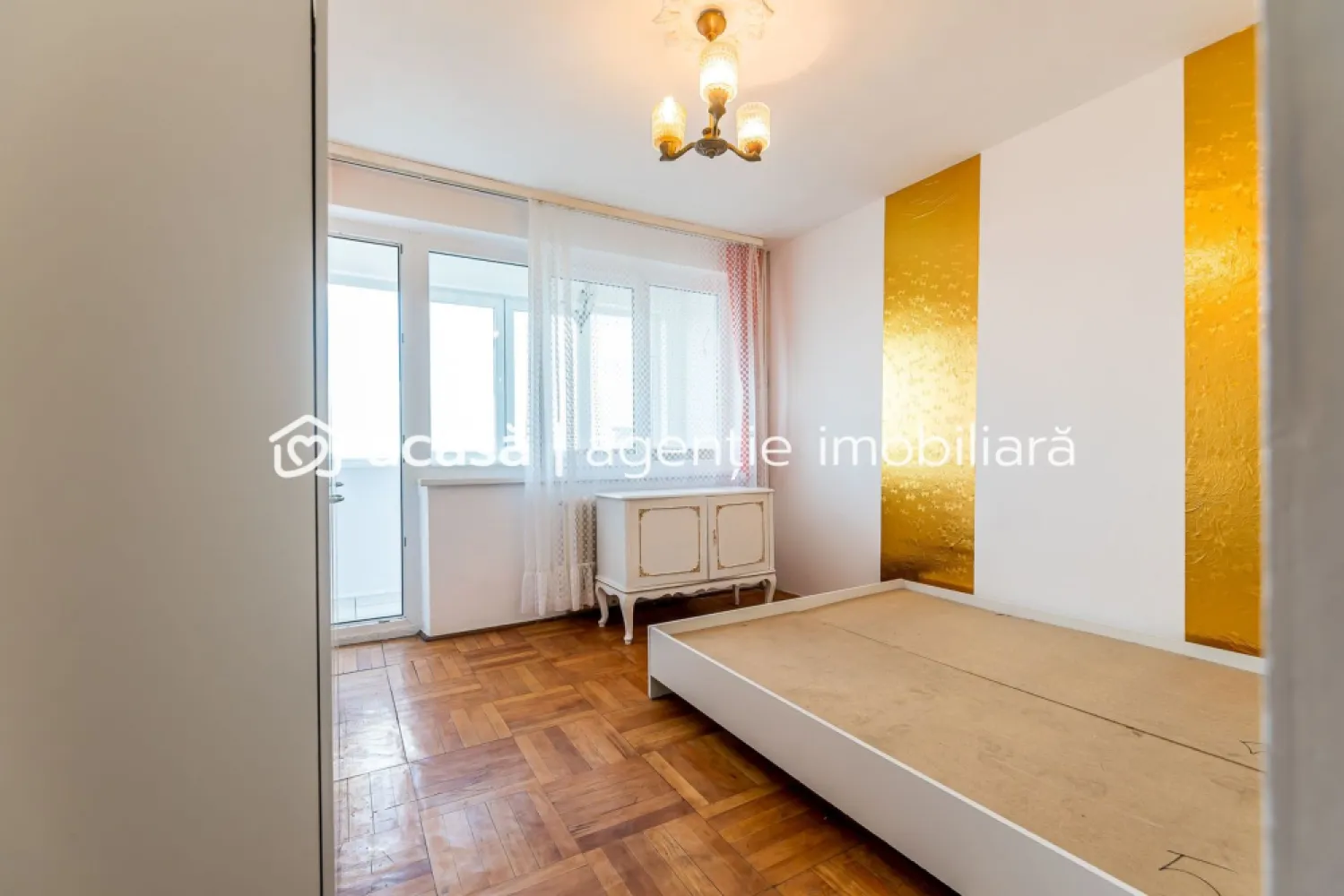 Apartament 2 camere decomandat - Calea Romanilor - COMISION 0 - Îți propun spre vânzare un apartament cu 2 camere, decomandat de 50 mp utili, situat într-una dintre cele mai bine conectate zone din Arad – Calea Romanilor. 📍 Situat la etajul 9 din 10, într-un bloc anvelopat, cu casa scării renovată și lift nou, apartamentul oferă o priveliște deosebită asupra orașului cât și a Mureșului. 🔹 Compartimentare: 2 camere decomandate bucătărie baie 2 debarale balcon închis 🔹 Dotări și beneficii: geamuri termopan aparat de aer condiționat încălzire prin termoficare (cu posibilitate de montare centrală pe gaz) se vinde complet mobilat și utilat, conform pozelor 📊 Ideal atât pentru locuință proprie, cât și pentru investiție (închiriere pe termen lung) 📍 Avantaje: - aproape de centru - mijloace de transport în comun chiar la ieșirea din bloc - magazin alimentar, sală de sport și alte facilități în imediata apropiere 📞 Pentru mai multe detalii sau programarea unei vizionări: 0755 274 519 - Daniel Hord – Consultant imobiliar Nu dispui de toată suma? Te ajutăm noi gratuit! Îți obținem oferte de la 16 bănci. Ai o proprietate de vânzare în Arad și vrei să știi cât valorează cu adevărat? Sună-mă pentru o evaluare gratuită, fără obligații. Birou: ACASĂ | Agenție imobiliară Arad Bulevardul Decebal 2, Arad 310133 }}