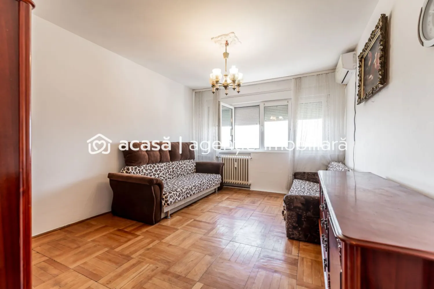 Apartament 2 camere decomandat - Calea Romanilor - COMISION 0 - Îți propun spre vânzare un apartament cu 2 camere, decomandat de 50 mp utili, situat într-una dintre cele mai bine conectate zone din Arad – Calea Romanilor. 📍 Situat la etajul 9 din 10, într-un bloc anvelopat, cu casa scării renovată și lift nou, apartamentul oferă o priveliște deosebită asupra orașului cât și a Mureșului. 🔹 Compartimentare: 2 camere decomandate bucătărie baie 2 debarale balcon închis 🔹 Dotări și beneficii: geamuri termopan aparat de aer condiționat încălzire prin termoficare (cu posibilitate de montare centrală pe gaz) se vinde complet mobilat și utilat, conform pozelor 📊 Ideal atât pentru locuință proprie, cât și pentru investiție (închiriere pe termen lung) 📍 Avantaje: - aproape de centru - mijloace de transport în comun chiar la ieșirea din bloc - magazin alimentar, sală de sport și alte facilități în imediata apropiere 📞 Pentru mai multe detalii sau programarea unei vizionări: 0755 274 519 - Daniel Hord – Consultant imobiliar Nu dispui de toată suma? Te ajutăm noi gratuit! Îți obținem oferte de la 16 bănci. Ai o proprietate de vânzare în Arad și vrei să știi cât valorează cu adevărat? Sună-mă pentru o evaluare gratuită, fără obligații. Birou: ACASĂ | Agenție imobiliară Arad Bulevardul Decebal 2, Arad 310133 }}