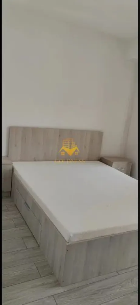 2 camere decomandate, Marasti, Pet Friendly, Fabricii,Kaufland,Clujana - GOLDNESS Imobiliare vă propune spre închiriere un apartament cu 2 camere complet mobilat și utilat, la etajul 4 într-un imobil de etaje 4, în Mărăști. Posibilitatea de a parca în Zona. Se află în apropierea stațiilor de transport în comun, magazine, restaurante, spații verzi, farmacii, etc. Apartamentul este compartimentat astfel: - dormitor cu pat matrimonial, dressing, noptiere. - dormitor cu canapea extensibilă, dressing. - bucatarie complet utilată și mobilată, loc de servit masa. - baie cu cabina de dus, calorifer port prosop și dulap pentru depozitare. Imobilul este dotat cu toate cele necesare- centrală proprie, frigider, aragaz, hotă, mașină de spălat haine, etc. Dacă sunteți interesați de acest apartament și doriți să îl vizionați, dar și pentru alte oferte nu ezitați să ne contactați telefonic sau prin e-mail. Vă stăm la dispoziție! Pentru intermediere se percepe un comision de 50% din prețul chiriei! }}