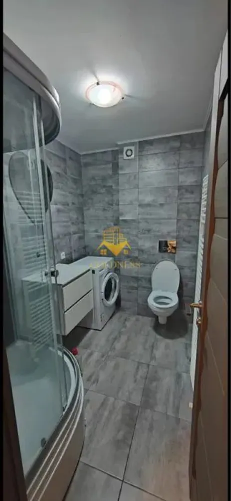 2 camere decomandate, Marasti, Pet Friendly, Fabricii,Kaufland,Clujana - GOLDNESS Imobiliare vă propune spre închiriere un apartament cu 2 camere complet mobilat și utilat, la etajul 4 într-un imobil de etaje 4, în Mărăști. Posibilitatea de a parca în Zona. Se află în apropierea stațiilor de transport în comun, magazine, restaurante, spații verzi, farmacii, etc. Apartamentul este compartimentat astfel: - dormitor cu pat matrimonial, dressing, noptiere. - dormitor cu canapea extensibilă, dressing. - bucatarie complet utilată și mobilată, loc de servit masa. - baie cu cabina de dus, calorifer port prosop și dulap pentru depozitare. Imobilul este dotat cu toate cele necesare- centrală proprie, frigider, aragaz, hotă, mașină de spălat haine, etc. Dacă sunteți interesați de acest apartament și doriți să îl vizionați, dar și pentru alte oferte nu ezitați să ne contactați telefonic sau prin e-mail. Vă stăm la dispoziție! Pentru intermediere se percepe un comision de 50% din prețul chiriei! }}