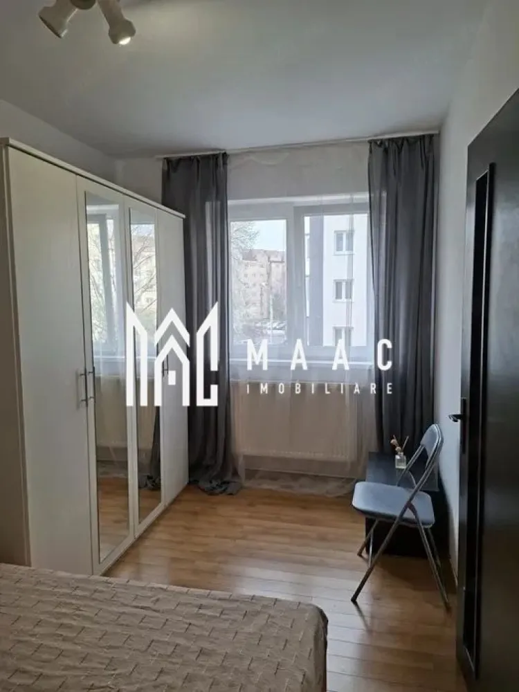 Apartament 2 camere | 35 MPU | Hipodrom 3 - MAAC Imobiliare vă propune spre închiriere un apartament cu 2 camere situat în zona Piața Rahovei, o zonă accesibilă din Sibiu, bine conectată la facilități urbane esențiale precum unități de învățământ, spații comerciale și mijloace de transport în comun. Apartamentul beneficiază de o poziționare avantajoasă, fiind amplasat în imediata apropiere a Școlii Gimnaziale Nr. 6 „N. Iorga”, Pieței Rahovei și a Liceului „C-tin Noica”, dar și în proximitatea parcurilor, locurilor de joacă și zonelor verzi, ideale pentru relaxare și petrecerea timpului liber. Locuința este situată la etajul 2 din 4, oferind un echilibru optim între accesibilitate și eficiență termică. Compartimentarea este semidecomandată, practică și funcțională, iar spațiile sunt luminoase și bine întreținute. -2 camere: living cu canapea extensibilă și dormitor cu pat matrimonial -bucătărie -baie -hol de acces Suprafața utilă este de 35 mp, fiind potrivită pentru un cuplu sau o persoană singură care caută confort și acces rapid către punctele de interes din oraș. Apartamentul este dotat cu electrocasnice incluse, respectiv mașină de spălat, frigider și aragaz cu cuptor nou. De asemenea, dispune de centrală termică proprie nouă, aflată în garanție, ceea ce asigură un control eficient al costurilor și un confort termic ridicat. În apropiere se regăsesc stații de transport în comun, magazine, școli și zone verzi, oferind un stil de viață practic și echilibrat. Nu se acceptă fumători sau animale de companie. Garanția solicitată este în cuantumul unei chirii. Pentru mai multe detalii sau pentru programarea unei vizionări, vă rugăm să ne contactați și să menționați codul CP3013771. }}
