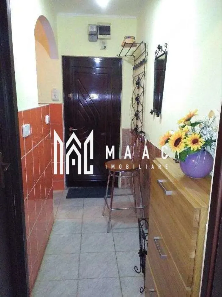 Apartament 2 camere | 35 MPU | Hipodrom 3 - MAAC Imobiliare vă propune spre închiriere un apartament cu 2 camere situat în zona Piața Rahovei, o zonă accesibilă din Sibiu, bine conectată la facilități urbane esențiale precum unități de învățământ, spații comerciale și mijloace de transport în comun. Apartamentul beneficiază de o poziționare avantajoasă, fiind amplasat în imediata apropiere a Școlii Gimnaziale Nr. 6 „N. Iorga”, Pieței Rahovei și a Liceului „C-tin Noica”, dar și în proximitatea parcurilor, locurilor de joacă și zonelor verzi, ideale pentru relaxare și petrecerea timpului liber. Locuința este situată la etajul 2 din 4, oferind un echilibru optim între accesibilitate și eficiență termică. Compartimentarea este semidecomandată, practică și funcțională, iar spațiile sunt luminoase și bine întreținute. -2 camere: living cu canapea extensibilă și dormitor cu pat matrimonial -bucătărie -baie -hol de acces Suprafața utilă este de 35 mp, fiind potrivită pentru un cuplu sau o persoană singură care caută confort și acces rapid către punctele de interes din oraș. Apartamentul este dotat cu electrocasnice incluse, respectiv mașină de spălat, frigider și aragaz cu cuptor nou. De asemenea, dispune de centrală termică proprie nouă, aflată în garanție, ceea ce asigură un control eficient al costurilor și un confort termic ridicat. În apropiere se regăsesc stații de transport în comun, magazine, școli și zone verzi, oferind un stil de viață practic și echilibrat. Nu se acceptă fumători sau animale de companie. Garanția solicitată este în cuantumul unei chirii. Pentru mai multe detalii sau pentru programarea unei vizionări, vă rugăm să ne contactați și să menționați codul CP3013771. }}