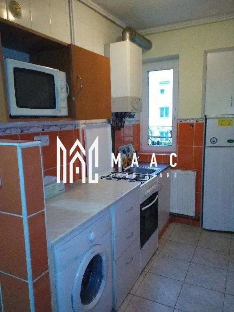 Apartament 2 camere | 35 MPU | Hipodrom 3 - MAAC Imobiliare vă propune spre închiriere un apartament cu 2 camere situat în zona Piața Rahovei, o zonă accesibilă din Sibiu, bine conectată la facilități urbane esențiale precum unități de învățământ, spații comerciale și mijloace de transport în comun. Apartamentul beneficiază de o poziționare avantajoasă, fiind amplasat în imediata apropiere a Școlii Gimnaziale Nr. 6 „N. Iorga”, Pieței Rahovei și a Liceului „C-tin Noica”, dar și în proximitatea parcurilor, locurilor de joacă și zonelor verzi, ideale pentru relaxare și petrecerea timpului liber. Locuința este situată la etajul 2 din 4, oferind un echilibru optim între accesibilitate și eficiență termică. Compartimentarea este semidecomandată, practică și funcțională, iar spațiile sunt luminoase și bine întreținute. -2 camere: living cu canapea extensibilă și dormitor cu pat matrimonial -bucătărie -baie -hol de acces Suprafața utilă este de 35 mp, fiind potrivită pentru un cuplu sau o persoană singură care caută confort și acces rapid către punctele de interes din oraș. Apartamentul este dotat cu electrocasnice incluse, respectiv mașină de spălat, frigider și aragaz cu cuptor nou. De asemenea, dispune de centrală termică proprie nouă, aflată în garanție, ceea ce asigură un control eficient al costurilor și un confort termic ridicat. În apropiere se regăsesc stații de transport în comun, magazine, școli și zone verzi, oferind un stil de viață practic și echilibrat. Nu se acceptă fumători sau animale de companie. Garanția solicitată este în cuantumul unei chirii. Pentru mai multe detalii sau pentru programarea unei vizionări, vă rugăm să ne contactați și să menționați codul CP3013771. }}