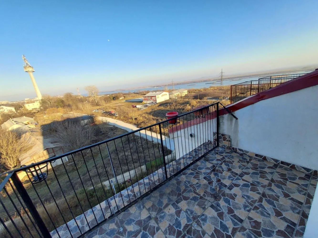 Mansarda situata in Micro 21, cu balcon si vedere la Dunare - Va propunem spre vanzare, in exclusivitate, o mansarda moderna dispusa pe 2 nivele situata in cartierul Micro 21, cu o priveliste deosebita catre Dunare. Locuinta are o suprafata totala de 50 m.p. din care 7,5 m.p. reprezinta terasa - locul perfect pentru relaxare si pentru a admira peisajul. Imobilul este complet mobilat si utilat, fiind pregatit pentru mutare imediata. Beneficiaza de balcon si geam la baie. Pret 36.000 euro. Comisionul agentiei imobiliare este de 1,5%. Pentru detalii si programare vizionare sunati la numarul de telefon 0746.252.252 Liliana Ene. }}