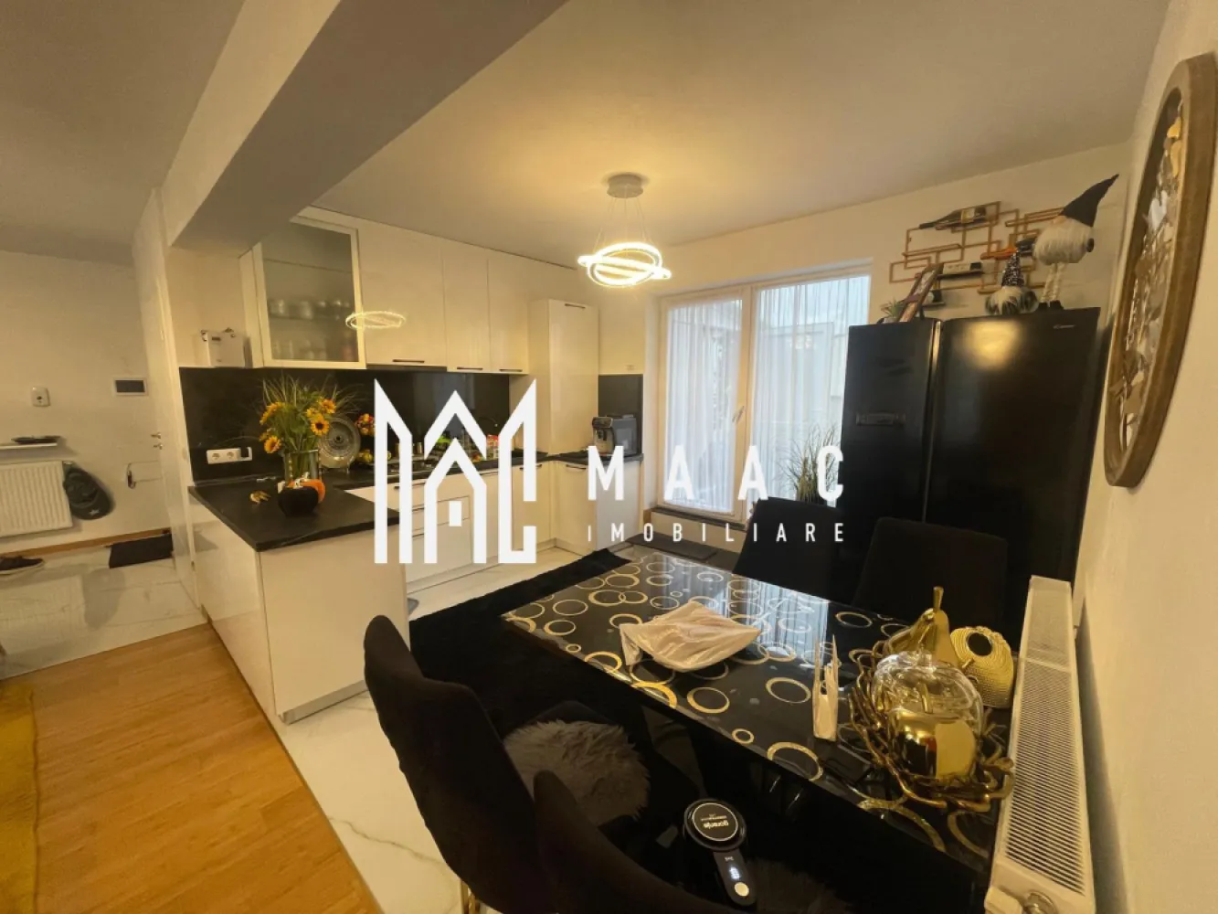 Penthouse 4 Camere | Zona Kogalniceanu | Sebes - MAAC Imobiliare va prezinta un apartament tip penthouse deosebit, situat într-o zonă liniștită și selectă din Sebeș, pe strada Mihail Kogălniceanu nr. 58B. Proprietatea face parte dintr-o construcție nouă, realizată cu materiale de top și finisaje de înaltă calitate. Caracteristici principale: Suprafață utilă: 102 mp Terasă generoasă: 70 mp Avans minim:50% Compartimentare: 3 dormitoare, fiecare cu dressing propriu Dormitor matrimonial cu baie proprie O a doua baie complet utilată Hol de acces către toate camerele Bucătărie cu living open-space Bucătărie exterioară de vară, ideală pentru relaxare și seri petrecute alături de familie și prieteni Detalii suplimentare: Apartamentul este complet mobilat și utilat, oferind un nivel superior de confort și funcționalitate. Spațiile luminoase, finisajele moderne și terasa spectaculoasă creează o atmosferă rafinată și primitoare. Această proprietate reprezintă alegerea perfectă pentru cei care caută un cămin elegant, modern și exclusivist, sau pentru o investiție sigură pe termen lung. Pentru mai multe detalii specificati telefonic ID:CP2810882 }}