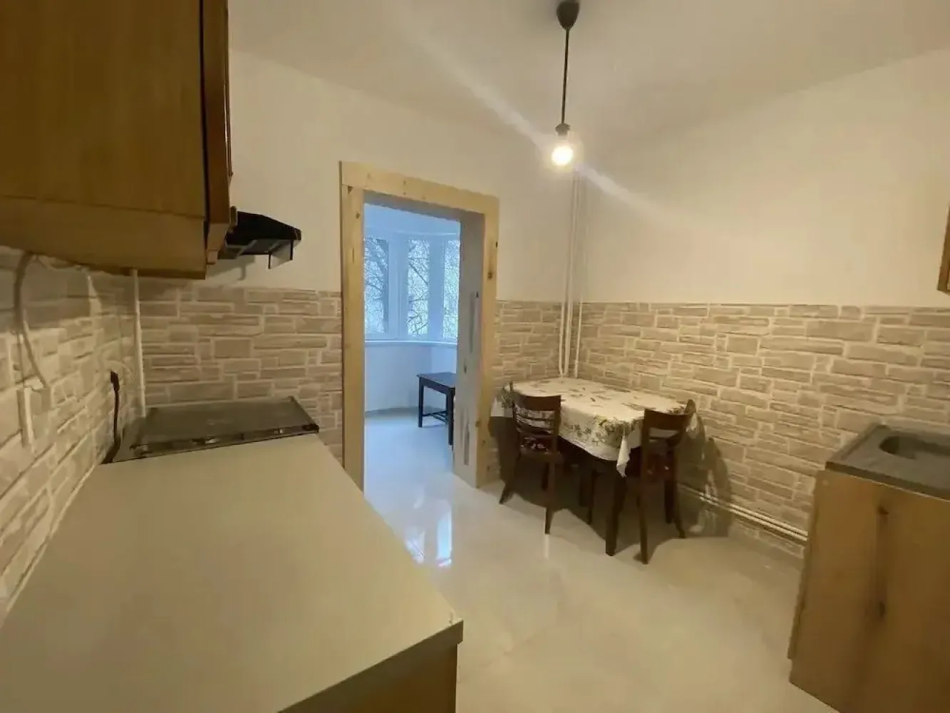 De inchiriat apartament cu 2 cam, zona I. C. Frimu, 353 euro - Se ofera spre inchiriere un apartament cu 2 camere situat in cartierul I.C.Frimu la etajul 1 din 4 intr-un imobil bine intretinut. Locuinta este recent renovata si se prezinta intr-o stare foarte buna, fiind complet mobilata si utilata, gata pentru mutare imediata. Nu se accepta animale de companie. La incheierea contractului de inchiriere chiriasul va achita o chirie, o garantie egala cu valoarea unei chirii si comisionul agentiei imobiliare. Pentru mai multe detalii sunați la numărul de telefon 0746.252.252 Liliana Ene. }}