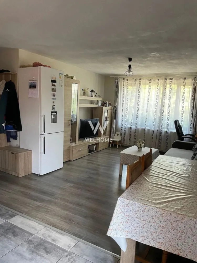 Casă de vânzare în Cisnădie - Se vinde casă la intrare în Cisnădie dinspre cartierul Arhitecților, situată într-o curte individuală, într-o zonă liniștită, cu vedere spre munți. Imobilul este compus din parter și etaj, fiecare având intrare separată, fiind ideal pentru două familii sau pentru locuință + birou. Parter: living, bucătărie, 2 dormitoare, baie cu geam pentru aerisire, terasă închisă, spațiu tehnic. Etaj: living cu bucătărie open-space, hol, baie cu geam pentru aerisire, dormitor, terasă mare deschisă. Proprietatea dispune de curte liberă și teren în suprafață totală de 238 mp, din care 140 mp curte liberă. Acces auto în curte. Pentru mai multe detalii, vă stau la dispoziție. Preț: 182.000euro Telefon: 0743030351 }}