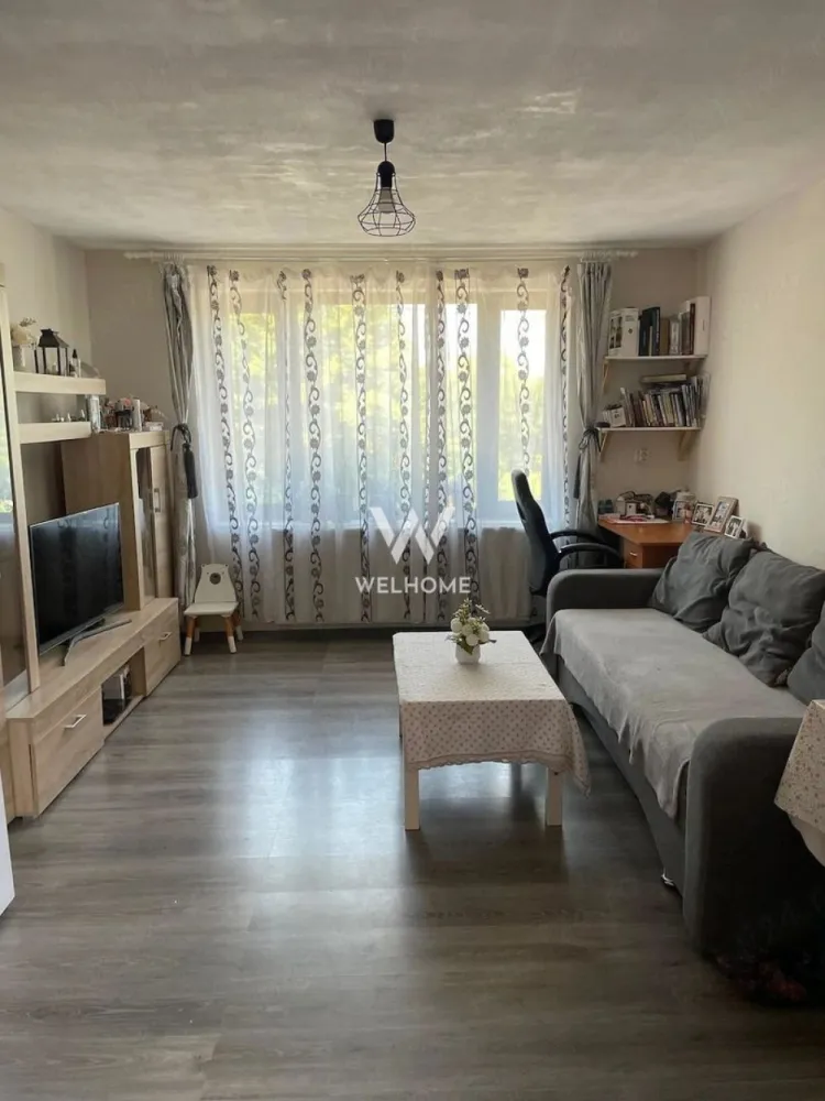 Casă de vânzare în Cisnădie - Se vinde casă la intrare în Cisnădie dinspre cartierul Arhitecților, situată într-o curte individuală, într-o zonă liniștită, cu vedere spre munți. Imobilul este compus din parter și etaj, fiecare având intrare separată, fiind ideal pentru două familii sau pentru locuință + birou. Parter: living, bucătărie, 2 dormitoare, baie cu geam pentru aerisire, terasă închisă, spațiu tehnic. Etaj: living cu bucătărie open-space, hol, baie cu geam pentru aerisire, dormitor, terasă mare deschisă. Proprietatea dispune de curte liberă și teren în suprafață totală de 238 mp, din care 140 mp curte liberă. Acces auto în curte. Pentru mai multe detalii, vă stau la dispoziție. Preț: 182.000euro Telefon: 0743030351 }}