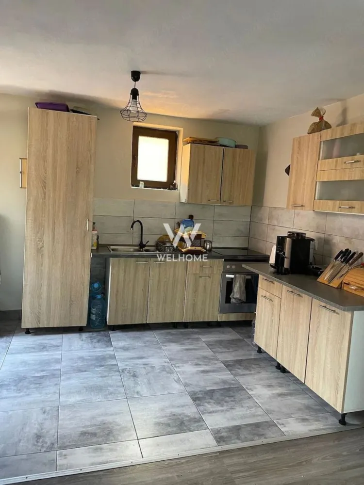 Casă de vânzare în Cisnădie - Se vinde casă la intrare în Cisnădie dinspre cartierul Arhitecților, situată într-o curte individuală, într-o zonă liniștită, cu vedere spre munți. Imobilul este compus din parter și etaj, fiecare având intrare separată, fiind ideal pentru două familii sau pentru locuință + birou. Parter: living, bucătărie, 2 dormitoare, baie cu geam pentru aerisire, terasă închisă, spațiu tehnic. Etaj: living cu bucătărie open-space, hol, baie cu geam pentru aerisire, dormitor, terasă mare deschisă. Proprietatea dispune de curte liberă și teren în suprafață totală de 238 mp, din care 140 mp curte liberă. Acces auto în curte. Pentru mai multe detalii, vă stau la dispoziție. Preț: 182.000euro Telefon: 0743030351 }}