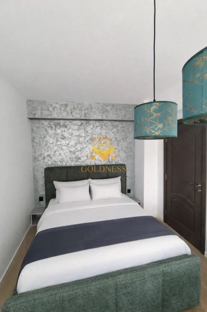2 camere, Bloc nou, Parcare,Cartierul Manastur, Izlazului, Frunzișului - GOLDNESS Imobiliare vă propune spre închiriere un apartament cu 2 camere complet mobilat și utilat, la Parter într-un imobil din Cartierul Manastur. Dispune de loc de parcare subteran! Se află în apropierea stațiilor de transport în comun, magazine, restaurante, spații verzi, farmacii, etc. Apartamentul este compartimentat astfel: - dormitor cu pat matrimonial, dressing, noptiere - living cu canapea extensibilă - bucătărie complet utilată și mobilată, loc de servit masa - baie cu dus walkin, calorifer port prosop și dulap pentru depozitare. - gradina proprie 60mp. Imobilul este dotat cu toate cele necesare- centrală proprie, frigider, aragaz, hotă, mașină de spălat haine, etc. Dacă sunteți interesați de acest apartament și doriți să îl vizionați, dar și pentru alte oferte nu ezitați să ne contactați telefonic sau prin e-mail. Vă stăm la dispoziție! Pentru intermediere se percepe un comision de 50% din prețul chiriei! }}
