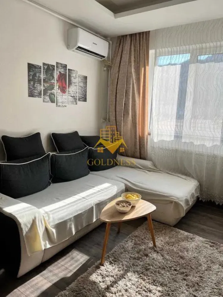2 Camere Openspace, Intre lacuri, Iulius Mall, FSEGA, Vaida Voevod - GOLDNESS Imobiliare vă propune spre închiriere un apartament cu 2 camere complet mobilat și utilat, la etajul 2 într-un imobil de 4 etaje, în Cartierul Intre lacuri! Posibilitate de parcare in zona la liber! Se află în apropierea stațiilor de transport în comun, magazine, restaurante, spații verzi, farmacii, etc. Apartamentul este compartimentat astfel: - dormitor cu pat matrimonial, dressing, noptiere - living cu bucatarie open space complet utilată și mobilată, canapea extensibilă, loc de servit masa - baie cu cabina de dus, calorifer port prosop și dulap pentru depozitare. Imobilul este dotat cu toate cele necesare- centrală proprie, frigider, aragaz, hotă, mașină de spălat haine, etc. Dacă sunteți interesați de acest apartament și doriți să îl vizionați, dar și pentru alte oferte nu ezitați să ne contactați telefonic sau prin e-mail. Vă stăm la dispoziție! Pentru intermediere se percepe un comision de 50% din prețul chiriei! }}