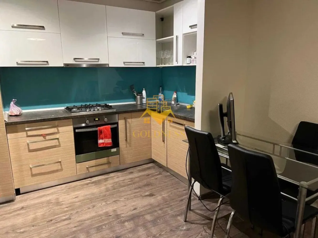 2 Camere Openspace, Intre lacuri, Iulius Mall, FSEGA, Vaida Voevod - GOLDNESS Imobiliare vă propune spre închiriere un apartament cu 2 camere complet mobilat și utilat, la etajul 2 într-un imobil de 4 etaje, în Cartierul Intre lacuri! Posibilitate de parcare in zona la liber! Se află în apropierea stațiilor de transport în comun, magazine, restaurante, spații verzi, farmacii, etc. Apartamentul este compartimentat astfel: - dormitor cu pat matrimonial, dressing, noptiere - living cu bucatarie open space complet utilată și mobilată, canapea extensibilă, loc de servit masa - baie cu cabina de dus, calorifer port prosop și dulap pentru depozitare. Imobilul este dotat cu toate cele necesare- centrală proprie, frigider, aragaz, hotă, mașină de spălat haine, etc. Dacă sunteți interesați de acest apartament și doriți să îl vizionați, dar și pentru alte oferte nu ezitați să ne contactați telefonic sau prin e-mail. Vă stăm la dispoziție! Pentru intermediere se percepe un comision de 50% din prețul chiriei! }}