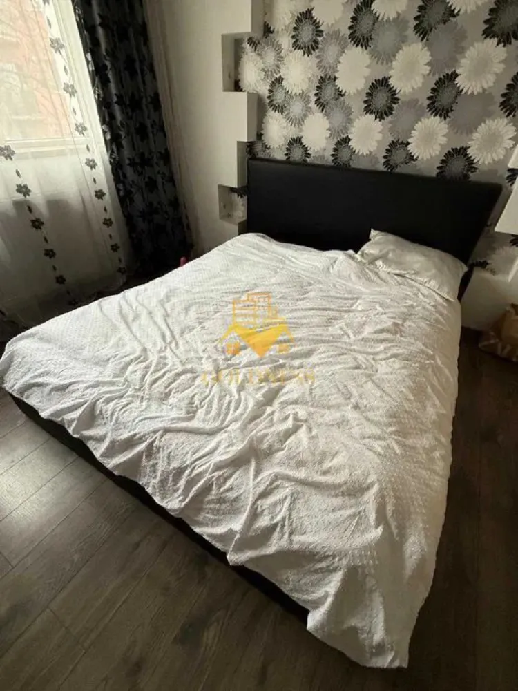 2 Camere Openspace, Intre lacuri, Iulius Mall, FSEGA, Vaida Voevod - GOLDNESS Imobiliare vă propune spre închiriere un apartament cu 2 camere complet mobilat și utilat, la etajul 2 într-un imobil de 4 etaje, în Cartierul Intre lacuri! Posibilitate de parcare in zona la liber! Se află în apropierea stațiilor de transport în comun, magazine, restaurante, spații verzi, farmacii, etc. Apartamentul este compartimentat astfel: - dormitor cu pat matrimonial, dressing, noptiere - living cu bucatarie open space complet utilată și mobilată, canapea extensibilă, loc de servit masa - baie cu cabina de dus, calorifer port prosop și dulap pentru depozitare. Imobilul este dotat cu toate cele necesare- centrală proprie, frigider, aragaz, hotă, mașină de spălat haine, etc. Dacă sunteți interesați de acest apartament și doriți să îl vizionați, dar și pentru alte oferte nu ezitați să ne contactați telefonic sau prin e-mail. Vă stăm la dispoziție! Pentru intermediere se percepe un comision de 50% din prețul chiriei! }}