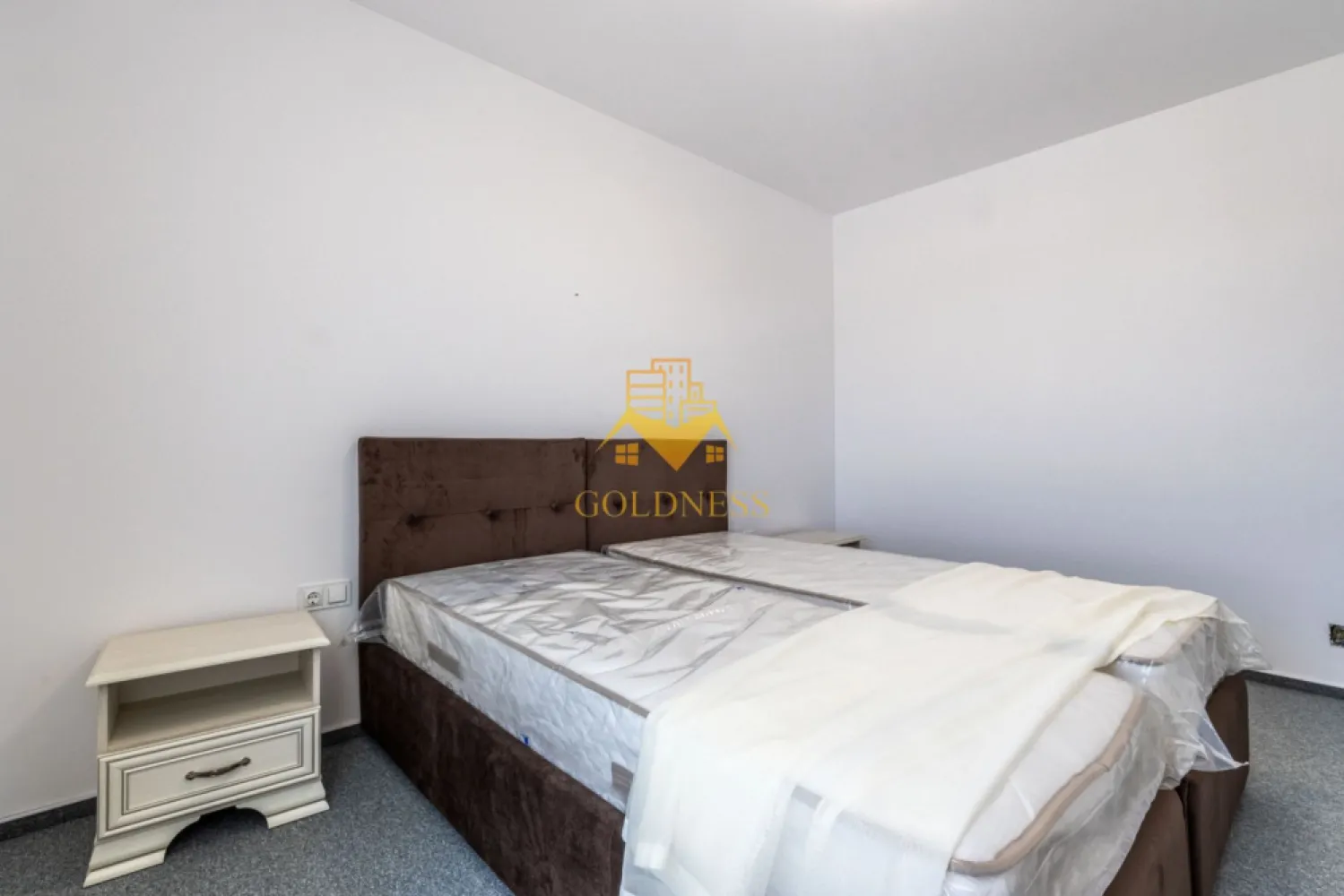 3 camere, Parcare, Bloc nou, USAMV, Manastur,New City Frunzisului - GOLDNESS Imobiliare vă propune spre PRIMA INCHIRIERE un apartament cu 3 camere open-space complet mobilat și utilat, in bloc nou, cu lift, la etajul 4 într-un imobil de 4 etaje, Strada Frunzisului, in Ansamblul New City Frunzisului, în Cartierul Manastur. Dispune de loc de parcare subteran cu 50e/luna! Se află în apropierea stațiilor de transport în comun, magazine, restaurante, spații verzi, farmacii, etc. Apartamentul este compartimentat astfel: - dormitor cu pat matrimonial, noptiere - Camera/Birou mobilat cu un birou, scaun de birou si dulap (se poate pune si un pat single la nevoie) - living cu bucatarie open-space complet utilată și mobilată, canapea extensibilă, loc de servit masa, dulap spatios - baie cu dus walk-in, calorifer port prosop și dulap pentru depozitare. - hol la intrare pantofar si cuier, masina de spalat haine - balcon de 4 mp Imobilul este dotat cu toate cele necesare- centrală proprie, frigider, aragaz, hotă, mașină de spălat haine, aer conditionat,etc. Dacă sunteți interesați de acest apartament și doriți să îl vizionați, dar și pentru alte oferte nu ezitați să ne contactați telefonic sau prin e-mail. Vă stăm la dispoziție! Pentru intermediere se percepe un comision de 50% din prețul chiriei! }}