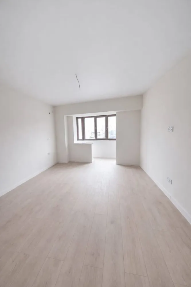 De vazare apartament cu 3 camere, Baia Comunala, 135.000 Euro - Va propunem spre vanzare un apartament spatios de 3 camere situat in zona Baia Comunala, intr-un imobil construit in anul 1997. Locuinta are o suprafata generoasa de 83 m.p. si a fost renovata complet de la placa, cu finisaje moderne si atentie la detalii, oferind un confort ridicat. Un mare avantaj al acestui apartament este sistemul de incalzire in pardoseala care asigura un ambient placut si eficienta termica pe tot parcursul anului. Pret: 135.000 euro Comisionul agentiei imobiliare este de 1,5%. Pentru detalii si programare vizionare sunati la numarul de telefon 0746.252.252 Liliana Ene. }}