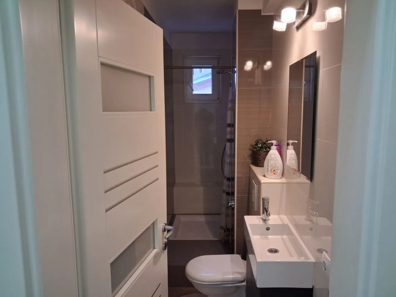 BRASADAS inchiriaza ap 4 cam 80 mp. etaj 4/8 Cismigiu - Agentia Imobiliara BRASADAS inchiriaza apartament cu trei dormitoare cu suprafata utila de 80 mp. situat in zona CISMIGIU la etajul 4/8. Nu se accepta fumatori si ni nici animale de companie. Www.brasadas.com. }}