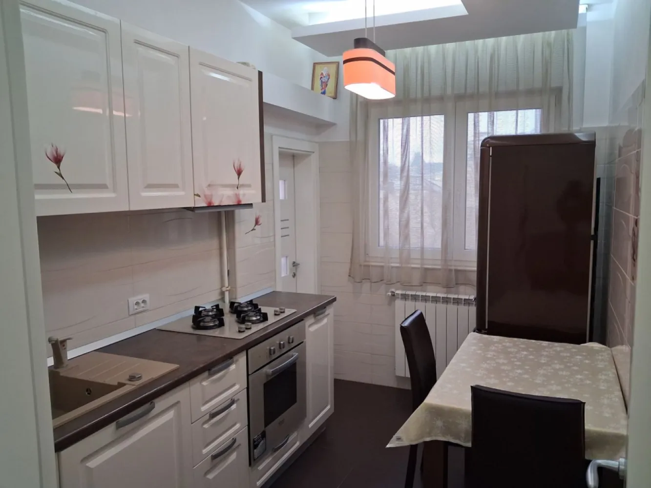 BRASADAS inchiriaza ap 4 cam 80 mp. etaj 4/8 Cismigiu - Agentia Imobiliara BRASADAS inchiriaza apartament cu trei dormitoare cu suprafata utila de 80 mp. situat in zona CISMIGIU la etajul 4/8. Nu se accepta fumatori si ni nici animale de companie. Www.brasadas.com. }}