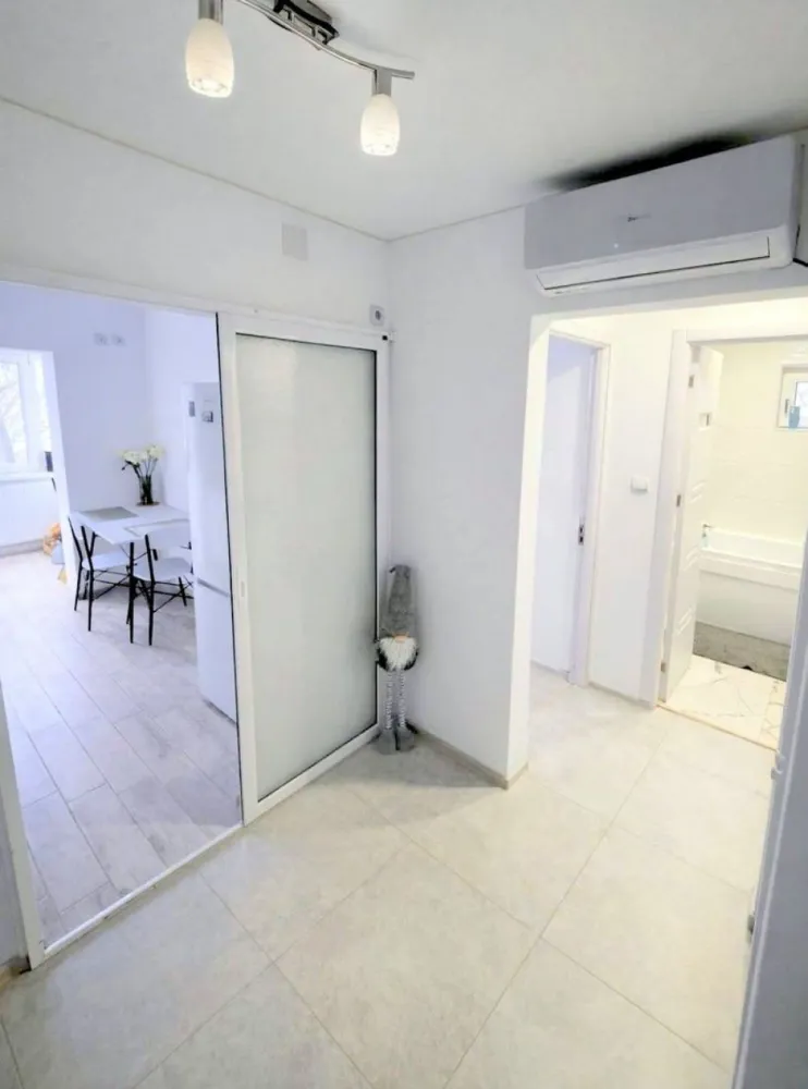De vanzare apartament cu 2 camere Siderurgistilor Vest - De vanzare - apartament cu 2 camere în Cartier Siderurgiștilor Vest, perfect pentru cei care caută un cămin modern, aproape de toate facilitățile esențiale. Caracteristici principale: Localizare excelentă: în spatele Alimentarei TOP, la doar câțiva pași de școala nr. 10, Piața Micro 16 și alte puncte de interes Etaj: 2/4, într-un imobil construit în 1986 Suprafață utilă: 48 mp, ideal pentru confortul familiei Recent renovat (2022): instalații electrice și sanitare noi, geamuri termopan pentru un plus de izolare, baie cu geam natural, tavan extensibil alb mat pe întreaga locuință Confort sporit: centrală termică Ariston, aer condiționat, apă și gaz separate Mobilat și utilat complet, gata de mutat și locuit Alte detalii: Fără modificări structurale Acte în regulă, se poate achiziționa și prin credit bancar Preț: 78.000 euro, ușor negociabil Comision de tranzacție: 1,5% din valoarea de vânzare Nu rata ocazia de a deveni proprietar într-o zonă foarte căutată și bine conectată! Pentru mai multe informații sau programarea unei vizionări, te invităm să ne contactezi - 0746.252.252 Liliana Ene. Transformă-ți visul în realitate! }}