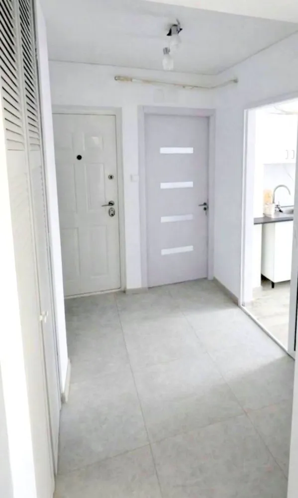 De vanzare apartament cu 2 camere Siderurgistilor Vest - De vanzare - apartament cu 2 camere în Cartier Siderurgiștilor Vest, perfect pentru cei care caută un cămin modern, aproape de toate facilitățile esențiale. Caracteristici principale: Localizare excelentă: în spatele Alimentarei TOP, la doar câțiva pași de școala nr. 10, Piața Micro 16 și alte puncte de interes Etaj: 2/4, într-un imobil construit în 1986 Suprafață utilă: 48 mp, ideal pentru confortul familiei Recent renovat (2022): instalații electrice și sanitare noi, geamuri termopan pentru un plus de izolare, baie cu geam natural, tavan extensibil alb mat pe întreaga locuință Confort sporit: centrală termică Ariston, aer condiționat, apă și gaz separate Mobilat și utilat complet, gata de mutat și locuit Alte detalii: Fără modificări structurale Acte în regulă, se poate achiziționa și prin credit bancar Preț: 78.000 euro, ușor negociabil Comision de tranzacție: 1,5% din valoarea de vânzare Nu rata ocazia de a deveni proprietar într-o zonă foarte căutată și bine conectată! Pentru mai multe informații sau programarea unei vizionări, te invităm să ne contactezi - 0746.252.252 Liliana Ene. Transformă-ți visul în realitate! }}