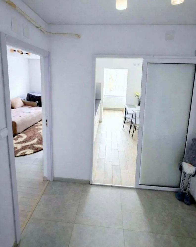 De vanzare apartament cu 2 camere Siderurgistilor Vest - De vanzare - apartament cu 2 camere în Cartier Siderurgiștilor Vest, perfect pentru cei care caută un cămin modern, aproape de toate facilitățile esențiale. Caracteristici principale: Localizare excelentă: în spatele Alimentarei TOP, la doar câțiva pași de școala nr. 10, Piața Micro 16 și alte puncte de interes Etaj: 2/4, într-un imobil construit în 1986 Suprafață utilă: 48 mp, ideal pentru confortul familiei Recent renovat (2022): instalații electrice și sanitare noi, geamuri termopan pentru un plus de izolare, baie cu geam natural, tavan extensibil alb mat pe întreaga locuință Confort sporit: centrală termică Ariston, aer condiționat, apă și gaz separate Mobilat și utilat complet, gata de mutat și locuit Alte detalii: Fără modificări structurale Acte în regulă, se poate achiziționa și prin credit bancar Preț: 78.000 euro, ușor negociabil Comision de tranzacție: 1,5% din valoarea de vânzare Nu rata ocazia de a deveni proprietar într-o zonă foarte căutată și bine conectată! Pentru mai multe informații sau programarea unei vizionări, te invităm să ne contactezi - 0746.252.252 Liliana Ene. Transformă-ți visul în realitate! }}