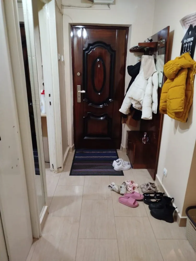 Apartament 3 camere de vânzare – Piața Centrală, etaj 3 - Vă propunem spre vânzare un apartament cu 3 camere, situat la etajul 3 din 4, într-un imobil construit în anul 1970, cu doar 2 apartamente pe nivel. Locuința are o suprafață de 68 mp și beneficiază de vedere bilaterală. Compartimentarea este practică, iar apartamentul dispune de: * 2 balcoane * Centrală termică proprie * Aer condiționat * Geamuri termopan * Parchet * Bucătărie mobilată Un apartament bine poziționat, potrivit atât pentru locuit, cât și pentru investiție. Preț: 79.000 € negociabil. Pentru detalii si programare vizionare sunati la numarul de telefon 0746.252.252 Liliana Ene. }}