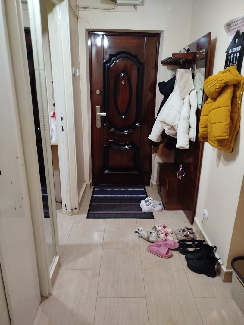 Apartament de vânzare – 3 camere, Piața Centrală, etaj 3