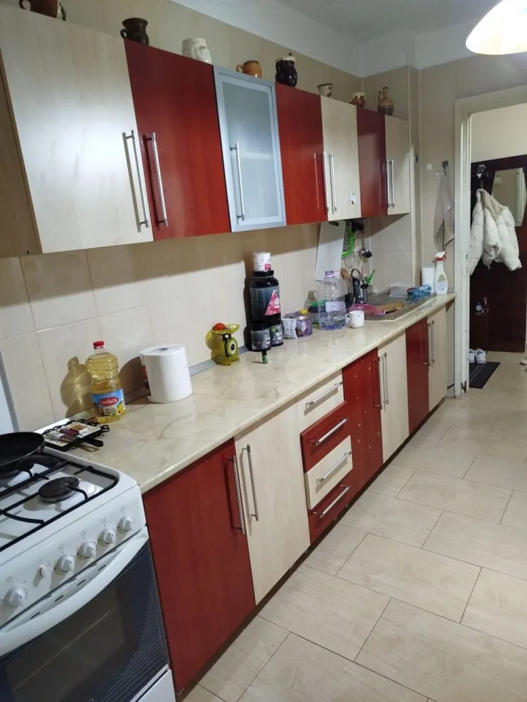 Apartament 3 camere de vânzare – Piața Centrală, etaj 3 - Vă propunem spre vânzare un apartament cu 3 camere, situat la etajul 3 din 4, într-un imobil construit în anul 1970, cu doar 2 apartamente pe nivel. Locuința are o suprafață de 68 mp și beneficiază de vedere bilaterală. Compartimentarea este practică, iar apartamentul dispune de: * 2 balcoane * Centrală termică proprie * Aer condiționat * Geamuri termopan * Parchet * Bucătărie mobilată Un apartament bine poziționat, potrivit atât pentru locuit, cât și pentru investiție. Preț: 79.000 € negociabil. Pentru detalii si programare vizionare sunati la numarul de telefon 0746.252.252 Liliana Ene. }}