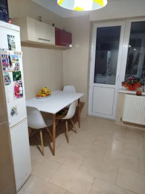 Apartament 3 camere de vânzare – Piața Centrală, etaj 3