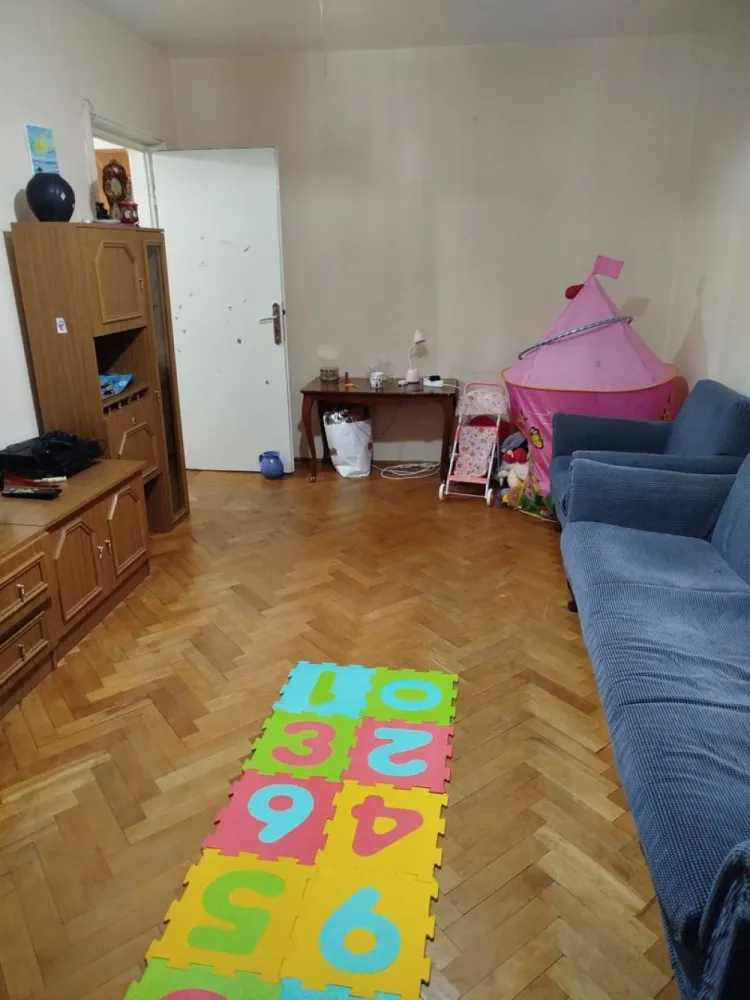 Apartament 3 camere de vânzare – Piața Centrală, etaj 3 - Vă propunem spre vânzare un apartament cu 3 camere, situat la etajul 3 din 4, într-un imobil construit în anul 1970, cu doar 2 apartamente pe nivel. Locuința are o suprafață de 68 mp și beneficiază de vedere bilaterală. Compartimentarea este practică, iar apartamentul dispune de: * 2 balcoane * Centrală termică proprie * Aer condiționat * Geamuri termopan * Parchet * Bucătărie mobilată Un apartament bine poziționat, potrivit atât pentru locuit, cât și pentru investiție. Preț: 79.000 € negociabil. Pentru detalii si programare vizionare sunati la numarul de telefon 0746.252.252 Liliana Ene. }}
