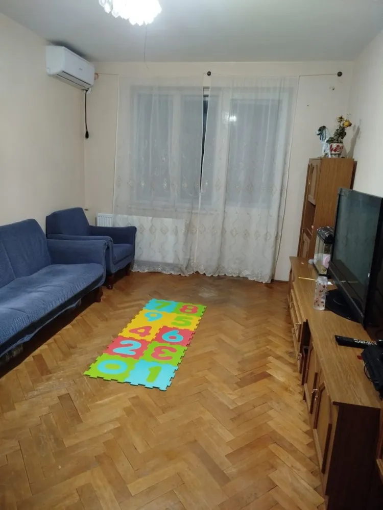 Apartament 3 camere de vânzare – Piața Centrală, etaj 3 - Vă propunem spre vânzare un apartament cu 3 camere, situat la etajul 3 din 4, într-un imobil construit în anul 1970, cu doar 2 apartamente pe nivel. Locuința are o suprafață de 68 mp și beneficiază de vedere bilaterală. Compartimentarea este practică, iar apartamentul dispune de: * 2 balcoane * Centrală termică proprie * Aer condiționat * Geamuri termopan * Parchet * Bucătărie mobilată Un apartament bine poziționat, potrivit atât pentru locuit, cât și pentru investiție. Preț: 79.000 € negociabil. Pentru detalii si programare vizionare sunati la numarul de telefon 0746.252.252 Liliana Ene. }}