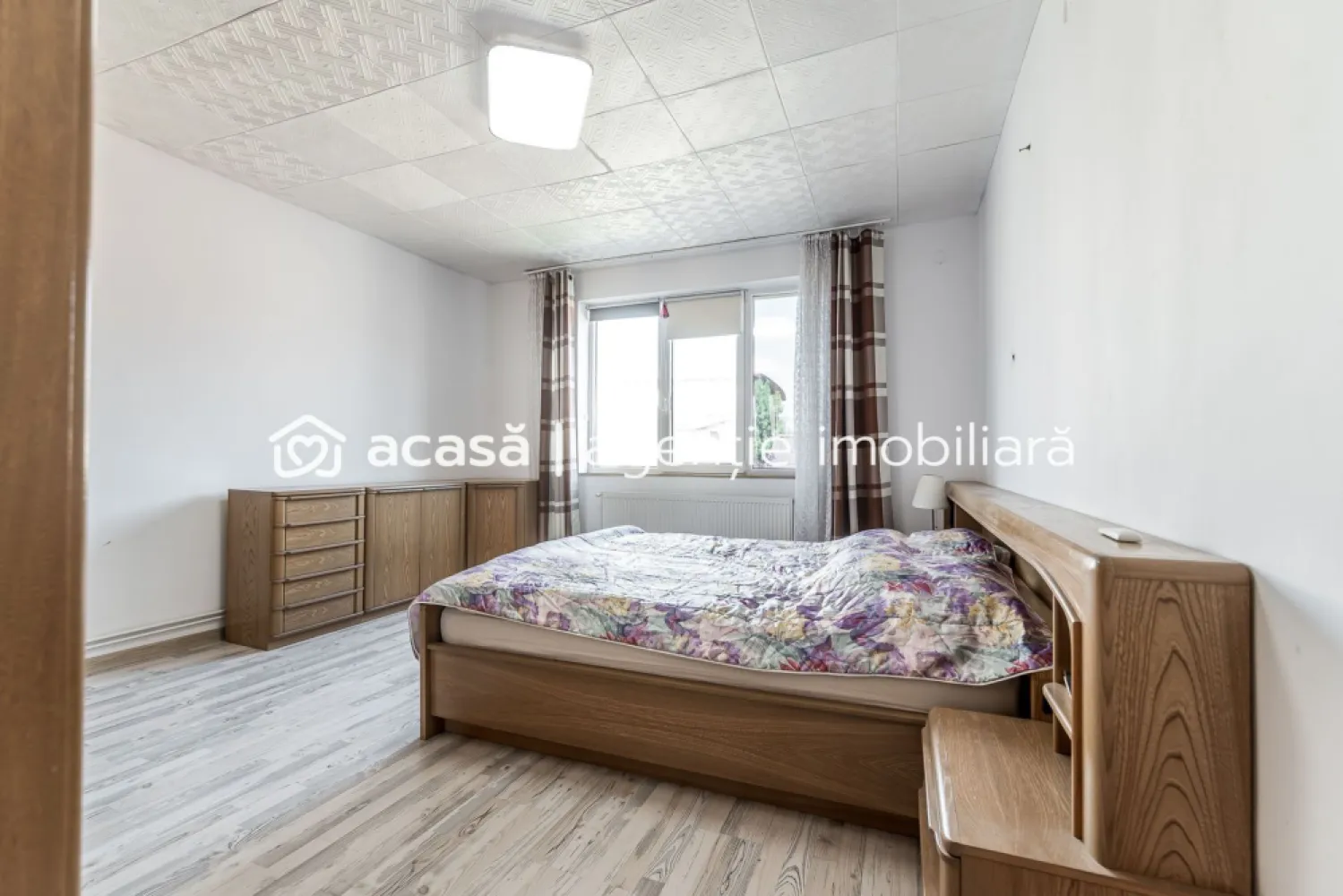 Apartament spatios cu potential enorm in Gradiste Comision 0% - Comision 0% Se oferă spre vânzare apartament intr-o cladire cu doar 2 apartamente, situat în cartierul Grădiște, într-o construcție solidă din cărămidă, cu regim de înălțime P+1+pod. Proprietatea este ideală pentru cei care își doresc spațiu, liniște și posibilitatea de personalizare. Apartamentul ocupă integral etajul 1 și podul, ambele fiind în proprietate exclusivă. Accesul este separat față de singurul vecin de la parter, existând doar doi proprietari în întreaga clădire. Suprafața utilă a apartamentului este de 100 mp (fara pod) și este compartimentată în 4 camere, bucătărie și baie. Podul este foarte înalt, dispune de ferestre spre stradă și poate fi amenajat cu ușurință ca spațiu de locuit, oferind un potențial excelent pentru extindere (mansardă, terasă, zonă de relaxare). Proprietatea beneficiază de acoperiș nou și centrală proprie pe gaz. În curte se regăsesc o anexă generoasă, curte proprie și grădină, oferind multiple posibilități de amenajare. Este o proprietate cu un potențial deosebit, perfectă pentru cineva cu viziune, putând fi transformată într-un spațiu modern, aerisit, cu suprafețe mari și chiar terase spectaculoase. Pentru detalii și programarea unei vizionări: Jasmina Uglesits - 0740814770 Consultant imobiliar - Agenția ACASĂ Arad Nu dispui de toată suma? Te ajutăm noi gratuit! Îți obținem oferte de la 16 bănci. Ai o proprietate de vânzare în Arad și vrei să știi cât valorează cu adevărat? Sună-mă pentru o evaluare gratuită, fără obligații. Birou: ACASĂ | Agenție imobiliară Arad Bulevardul Decebal 2, Arad 310133