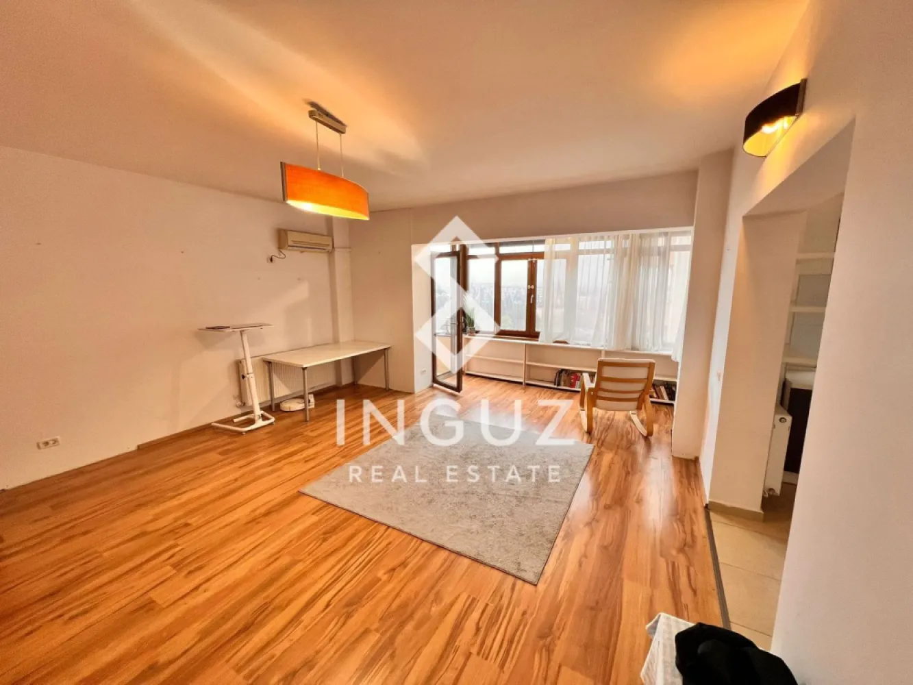 Apartament 2 camere de vânzare | Diamond Park București - Apartament 2 camere de vânzare | Diamond Park București Calea Șerban Vodă 213–217, București Preț: 231.000 € (negociabil) Comision: 2% Detalii proprietate Tip: Apartament 2 camere Compartimentare: Semidecomandat Suprafață utilă: 66,72 m² Balcon: 1,79 m² Suprafață totală: 68,51 m² Etaj: 9 / 10 (etaj superior) An construcție: 2007 Parcare: loc de parcare subteran inclus Încălzire: centrală termică proprie pe gaz Locație și acces Aproape de Parcul Tineretului și Parcul Carol Aproximativ 9 minute de stația de metrou Eroii Revoluției Aproximativ 15 minute de stația de metrou Tineretului Acces rapid către zone centrale și mijloace de transport Descriere Apartament spațios de 2 camere situat în complexul rezidențial Diamond Park. Locuința oferă o compartimentare eficientă și spațiu generos, fiind potrivită atât pentru locuire, cât și pentru investiție. Complexul beneficiază de acces controlat, pază permanentă și parcare subterană, oferind confort și siguranță. Avantaje principale Suprafață mare pentru 2 camere Etaj superior Loc de parcare subteran inclus Zonă centrală, aproape de parcuri Potrivit pentru locuit sau investiție La cerere Se poate trimite video de prezentare și informații suplimentare.