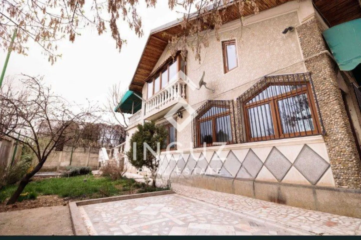 Casă de închiriat | Zona Obor – Colentina | Curte proprie + Parcare - Casă de închiriat | Zona Obor – Colentina | Curte proprie + Parcare Preț: 700 € Suprafață: 70 mp Compartimentare: 5 camere Tip: Casă / Vilă Disponibilă imediat Comision: 50% Descriere Oportunitate excelentă de închiriere în Sector 2, într-o zonă liniștită și bine conectată — ideală atât pentru locuință, cât și pentru birou sau activitate comercială. Proprietatea beneficiază de curte proprie și terasă spațioasă, oferind confort și intimitate într-o zonă urbană activă. Compartimentare Parter: 2 camere Bucătărie Baie Etaj: 3 camere (potrivite inclusiv pentru depozitare sau birouri) Acces către terasă Dotări Centrală proprie pe gaz Aer condiționat Frigider + hotă Mașină de spălat rufe Avantaje Curte proprie – ideală pentru relaxare 2 locuri de parcare Zonă liniștită și sigură Potrivită pentru locuit sau firmă / birouri Localizare Aproape de Kaufland Colentina La câteva minute de Bucur Obor În apropiere de Veranda Mall Acces rapid la Metrou Obor Școli, grădinițe și magazine în zonă 📞 Contact: Inguz Real Estate +40 774 017 567 +40 724 922 092