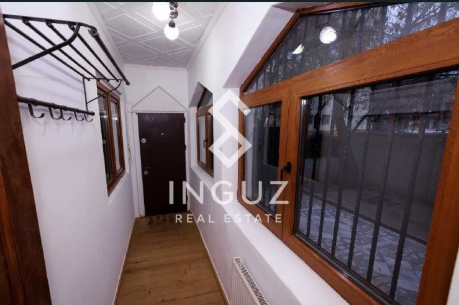 Casă de închiriat | Zona Obor – Colentina | Curte proprie + Parcare - Casă de închiriat | Zona Obor – Colentina | Curte proprie + Parcare Preț: 700 € Suprafață: 70 mp Compartimentare: 5 camere Tip: Casă / Vilă Disponibilă imediat Comision: 50% Descriere Oportunitate excelentă de închiriere în Sector 2, într-o zonă liniștită și bine conectată — ideală atât pentru locuință, cât și pentru birou sau activitate comercială. Proprietatea beneficiază de curte proprie și terasă spațioasă, oferind confort și intimitate într-o zonă urbană activă. Compartimentare Parter: 2 camere Bucătărie Baie Etaj: 3 camere (potrivite inclusiv pentru depozitare sau birouri) Acces către terasă Dotări Centrală proprie pe gaz Aer condiționat Frigider + hotă Mașină de spălat rufe Avantaje Curte proprie – ideală pentru relaxare 2 locuri de parcare Zonă liniștită și sigură Potrivită pentru locuit sau firmă / birouri Localizare Aproape de Kaufland Colentina La câteva minute de Bucur Obor În apropiere de Veranda Mall Acces rapid la Metrou Obor Școli, grădinițe și magazine în zonă 📞 Contact: Inguz Real Estate +40 774 017 567 +40 724 922 092 }}