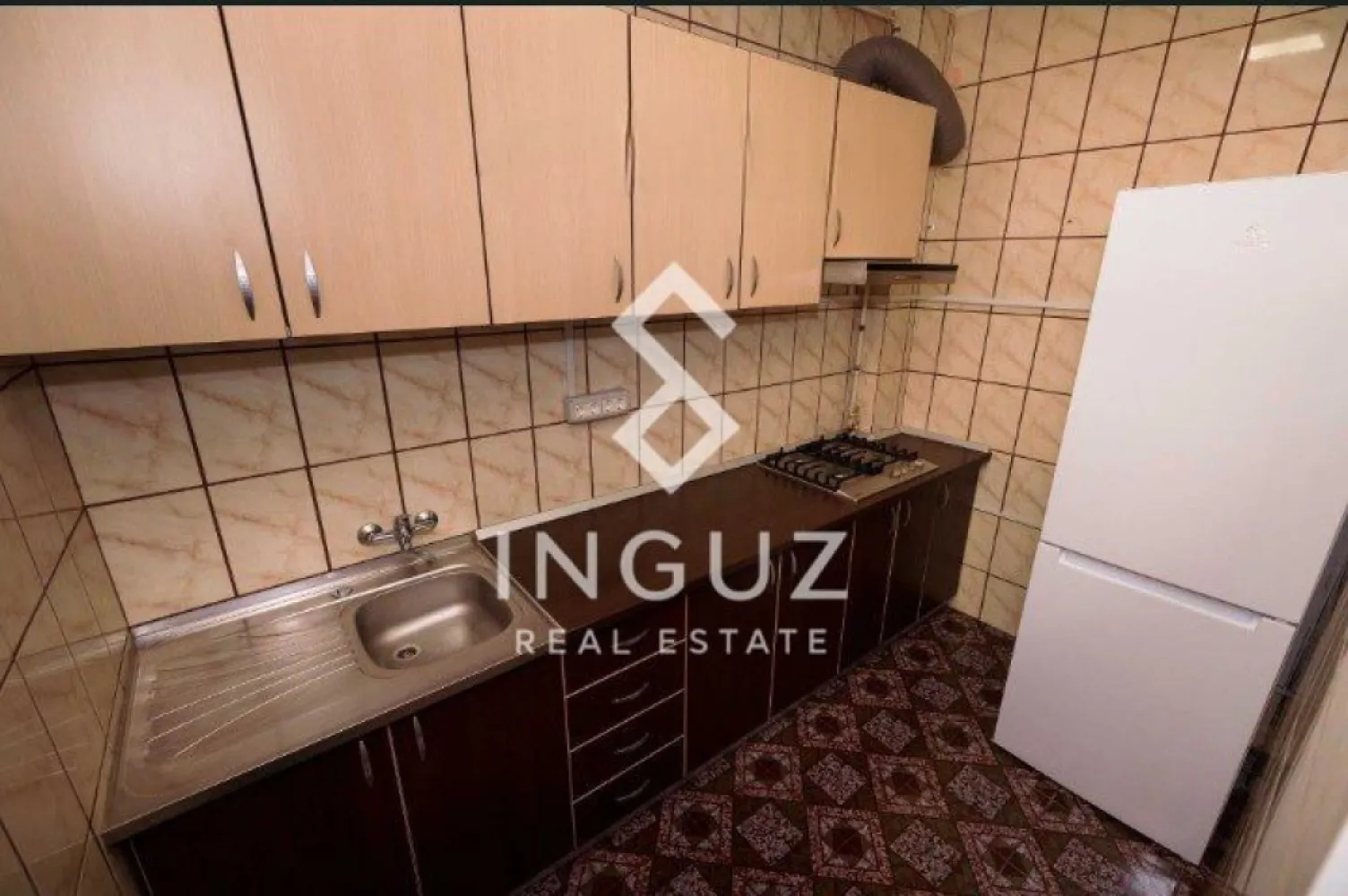 Casă de închiriat | Zona Obor – Colentina | Curte proprie + Parcare - Casă de închiriat | Zona Obor – Colentina | Curte proprie + Parcare Preț: 700 € Suprafață: 70 mp Compartimentare: 5 camere Tip: Casă / Vilă Disponibilă imediat Comision: 50% Descriere Oportunitate excelentă de închiriere în Sector 2, într-o zonă liniștită și bine conectată — ideală atât pentru locuință, cât și pentru birou sau activitate comercială. Proprietatea beneficiază de curte proprie și terasă spațioasă, oferind confort și intimitate într-o zonă urbană activă. Compartimentare Parter: 2 camere Bucătărie Baie Etaj: 3 camere (potrivite inclusiv pentru depozitare sau birouri) Acces către terasă Dotări Centrală proprie pe gaz Aer condiționat Frigider + hotă Mașină de spălat rufe Avantaje Curte proprie – ideală pentru relaxare 2 locuri de parcare Zonă liniștită și sigură Potrivită pentru locuit sau firmă / birouri Localizare Aproape de Kaufland Colentina La câteva minute de Bucur Obor În apropiere de Veranda Mall Acces rapid la Metrou Obor Școli, grădinițe și magazine în zonă 📞 Contact: Inguz Real Estate +40 774 017 567 +40 724 922 092 }}