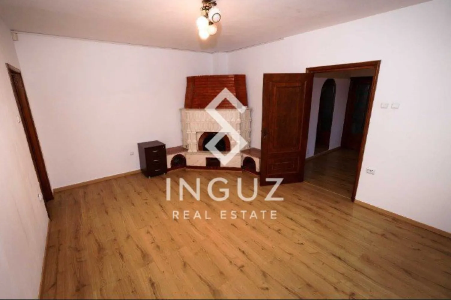 Casă de închiriat | Zona Obor – Colentina | Curte proprie + Parcare - Casă de închiriat | Zona Obor – Colentina | Curte proprie + Parcare Preț: 700 € Suprafață: 70 mp Compartimentare: 5 camere Tip: Casă / Vilă Disponibilă imediat Comision: 50% Descriere Oportunitate excelentă de închiriere în Sector 2, într-o zonă liniștită și bine conectată — ideală atât pentru locuință, cât și pentru birou sau activitate comercială. Proprietatea beneficiază de curte proprie și terasă spațioasă, oferind confort și intimitate într-o zonă urbană activă. Compartimentare Parter: 2 camere Bucătărie Baie Etaj: 3 camere (potrivite inclusiv pentru depozitare sau birouri) Acces către terasă Dotări Centrală proprie pe gaz Aer condiționat Frigider + hotă Mașină de spălat rufe Avantaje Curte proprie – ideală pentru relaxare 2 locuri de parcare Zonă liniștită și sigură Potrivită pentru locuit sau firmă / birouri Localizare Aproape de Kaufland Colentina La câteva minute de Bucur Obor În apropiere de Veranda Mall Acces rapid la Metrou Obor Școli, grădinițe și magazine în zonă 📞 Contact: Inguz Real Estate +40 774 017 567 +40 724 922 092 }}