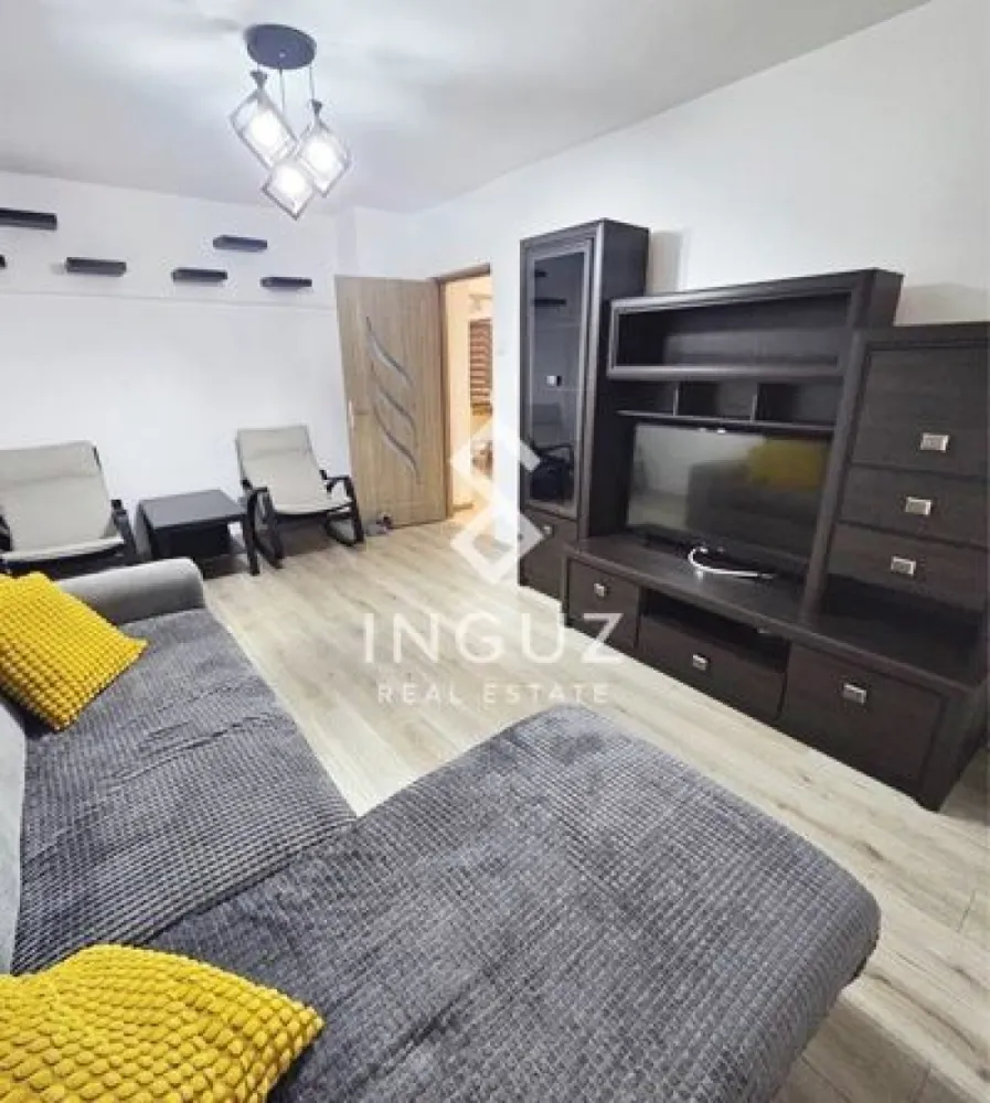 Apartament 3 camere de închiriat | Obor – Bucur Obor - Apartament 3 camere de închiriat | Obor – Bucur Obor Preț: 650 € Comision agenție: 50% Locație: Deasupra magazinului Bucur Obor (Bloc ALMO 1), Șoseaua Colentina La aproximativ 2 minute de stația de metrou Bucur Obor Detalii proprietate: Tip: apartament 3 camere Compartimentare: decomandat Suprafață utilă: 70 m² Balcon: 11 m² (închis) Suprafață totală: ~81 m² Etaj: 2 / 10 An construcție: 1977 – 1990 Prima închiriere Dotări: Mobilat modern Complet utilat Aer condiționat Mașină de spălat Plită + hotă Cuptor electric + cuptor cu microunde 2 televizoare Smart Descriere: Apartament spațios de 3 camere, situat într-o zonă foarte bine conectată, deasupra magazinului Bucur Obor. Locuința este la prima închiriere, complet mobilată și utilată, pregătită pentru mutare imediată. Balconul generos oferă spațiu suplimentar, iar poziționarea asigură acces rapid către metrou, transport public, centre comerciale și Piața Obor. Condiții: Nu se acceptă animale de companie Inguz Real Estate 📱 +40 774 017 567 (WhatsApp) 📱 +40 724 922 092 ✉️ info.inguzrealestate.com }}