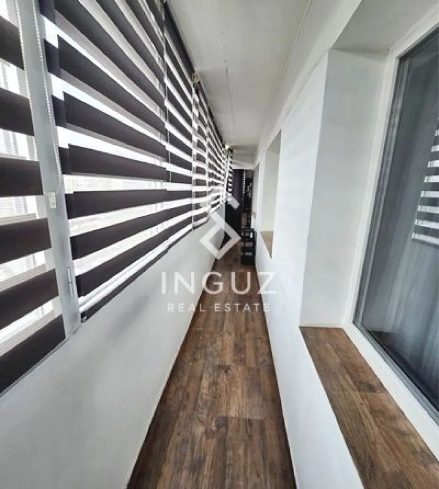 Apartament 3 camere de închiriat | Obor – Bucur Obor - Apartament 3 camere de închiriat | Obor – Bucur Obor Preț: 650 € Comision agenție: 50% Locație: Deasupra magazinului Bucur Obor (Bloc ALMO 1), Șoseaua Colentina La aproximativ 2 minute de stația de metrou Bucur Obor Detalii proprietate: Tip: apartament 3 camere Compartimentare: decomandat Suprafață utilă: 70 m² Balcon: 11 m² (închis) Suprafață totală: ~81 m² Etaj: 2 / 10 An construcție: 1977 – 1990 Prima închiriere Dotări: Mobilat modern Complet utilat Aer condiționat Mașină de spălat Plită + hotă Cuptor electric + cuptor cu microunde 2 televizoare Smart Descriere: Apartament spațios de 3 camere, situat într-o zonă foarte bine conectată, deasupra magazinului Bucur Obor. Locuința este la prima închiriere, complet mobilată și utilată, pregătită pentru mutare imediată. Balconul generos oferă spațiu suplimentar, iar poziționarea asigură acces rapid către metrou, transport public, centre comerciale și Piața Obor. Condiții: Nu se acceptă animale de companie Inguz Real Estate 📱 +40 774 017 567 (WhatsApp) 📱 +40 724 922 092 ✉️ info.inguzrealestate.com }}